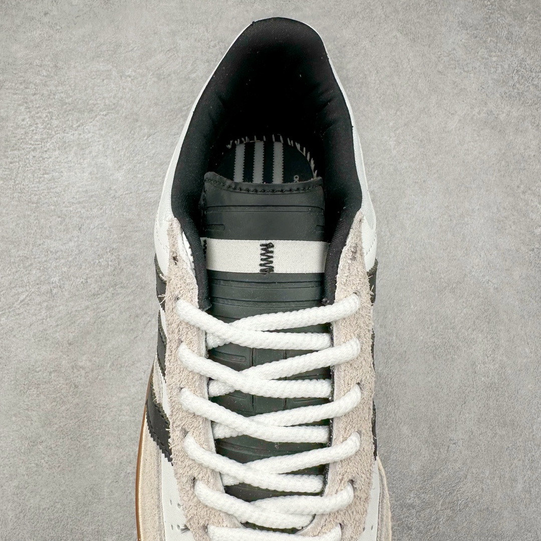 图片[5]-坏痞兔Bad Bunny x AD Gazelle Indoor Trainers \\\”Benito\\\”羚羊内训系列低帮复古百搭休闲运动德训风板鞋“联名白黑浅灰变形鞋头”IF9735 Bad Bunny本人在杂志拍摄时率先上脚带一波节奏，emm，手上拿的杂志封面还是Kylie，看来前女友和布克重新约会，这位哥也还是没放下啊…回到鞋款本身，整体选择了简约的黑白皮革搭配浅灰色长绒麂皮材质，最后以半透明生胶大底收尾，质感在线。不同于以往联名的调色盘操作，Bad Bunny对Gazelle indoor进行了加宽加厚处理，以及鞋头变形的设计，带来全新的歪头面包鞋型Gazelle。此外，鞋款标签直接呈现在后跟处，鞋侧adidas标识下方还加入了\\\”benito\\\”字样，辨识度拉满。尺码：35 36 36⅔ 37⅓ 38 38⅔ 39⅓ 40 40⅔ 41⅓ 42 42⅔ 43⅓ 44 44⅔ 45-选品中心