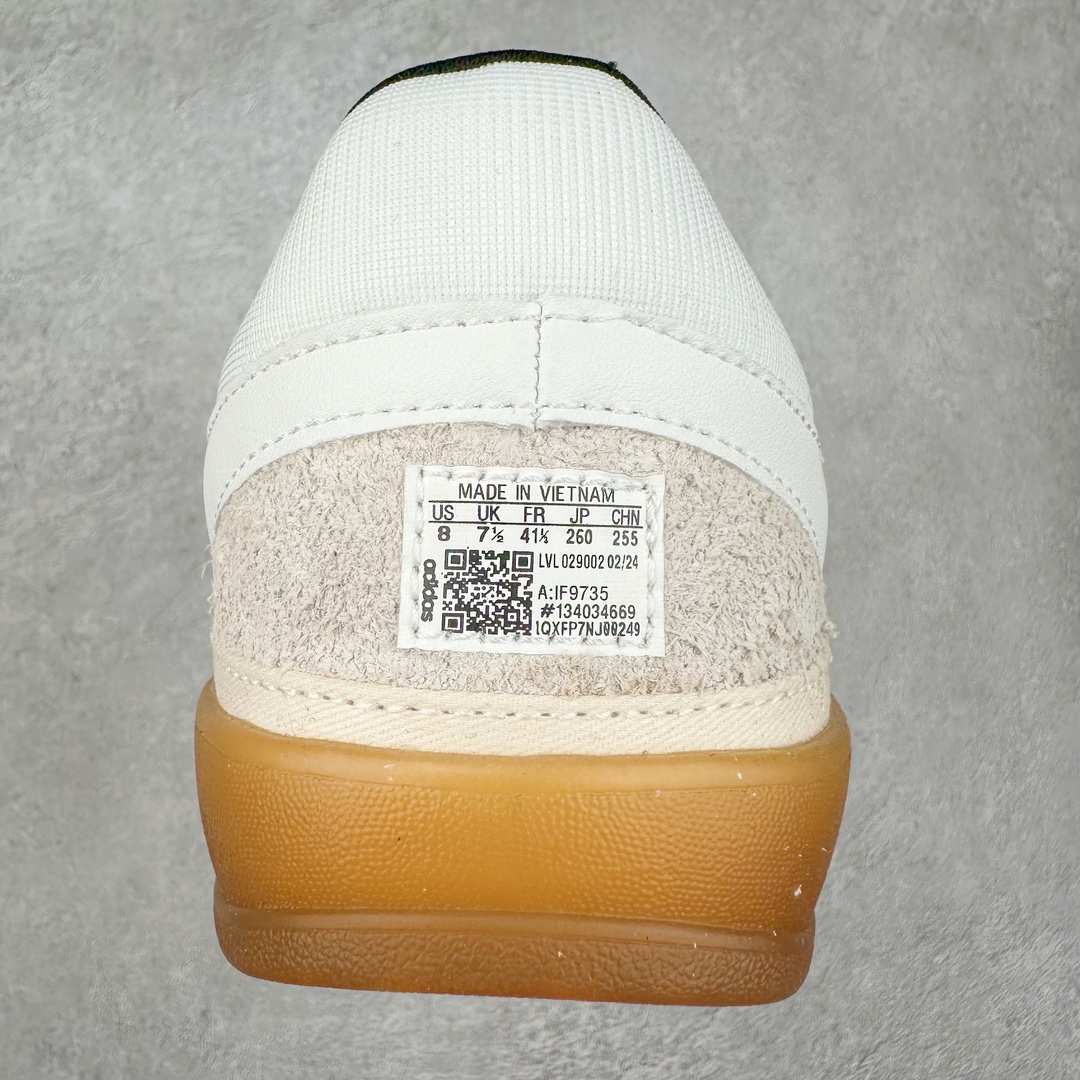 图片[8]-坏痞兔Bad Bunny x AD Gazelle Indoor Trainers \\\”Benito\\\”羚羊内训系列低帮复古百搭休闲运动德训风板鞋“联名白黑浅灰变形鞋头”IF9735 Bad Bunny本人在杂志拍摄时率先上脚带一波节奏，emm，手上拿的杂志封面还是Kylie，看来前女友和布克重新约会，这位哥也还是没放下啊…回到鞋款本身，整体选择了简约的黑白皮革搭配浅灰色长绒麂皮材质，最后以半透明生胶大底收尾，质感在线。不同于以往联名的调色盘操作，Bad Bunny对Gazelle indoor进行了加宽加厚处理，以及鞋头变形的设计，带来全新的歪头面包鞋型Gazelle。此外，鞋款标签直接呈现在后跟处，鞋侧adidas标识下方还加入了\\\”benito\\\”字样，辨识度拉满。尺码：35 36 36⅔ 37⅓ 38 38⅔ 39⅓ 40 40⅔ 41⅓ 42 42⅔ 43⅓ 44 44⅔ 45-选品中心