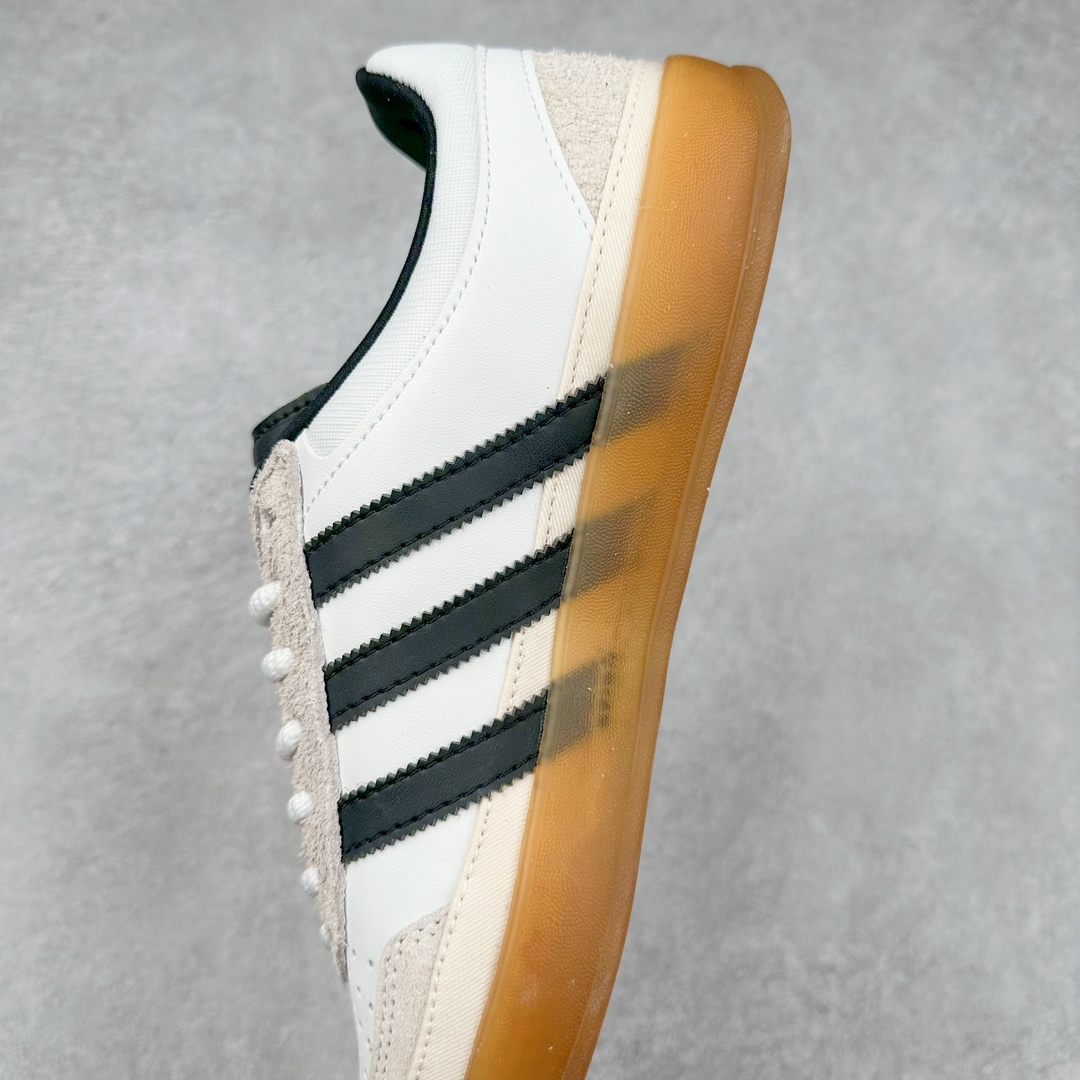 图片[7]-坏痞兔Bad Bunny x AD Gazelle Indoor Trainers \\\”Benito\\\”羚羊内训系列低帮复古百搭休闲运动德训风板鞋“联名白黑浅灰变形鞋头”IF9735 Bad Bunny本人在杂志拍摄时率先上脚带一波节奏，emm，手上拿的杂志封面还是Kylie，看来前女友和布克重新约会，这位哥也还是没放下啊…回到鞋款本身，整体选择了简约的黑白皮革搭配浅灰色长绒麂皮材质，最后以半透明生胶大底收尾，质感在线。不同于以往联名的调色盘操作，Bad Bunny对Gazelle indoor进行了加宽加厚处理，以及鞋头变形的设计，带来全新的歪头面包鞋型Gazelle。此外，鞋款标签直接呈现在后跟处，鞋侧adidas标识下方还加入了\\\”benito\\\”字样，辨识度拉满。尺码：35 36 36⅔ 37⅓ 38 38⅔ 39⅓ 40 40⅔ 41⅓ 42 42⅔ 43⅓ 44 44⅔ 45-选品中心