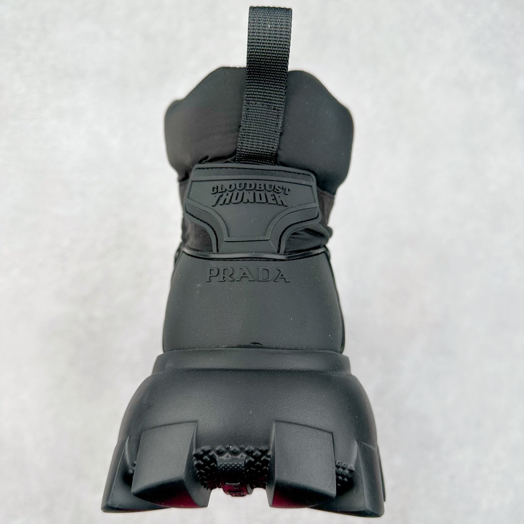 图片[8]-Prada Downtown Low Sneakers 闹市区系列低帮系带百搭休闲运动小白板鞋“皮革黑白熊猫三角标”男鞋广东原产#原楦数据开发版型#采用粒面头层牛皮鞋面材质#内嵌灌注式PU乳胶缓震鞋垫#外置3.5cmTPR抽真空橡胶鞋底 标志性的珐琅三角形金属徽标，意大利高奢品牌 这款皮革运动鞋多角度诠释Prada徽标：轻巧跃于鞋舌，沿轻质橡胶鞋底铺陈，化身标志性的涂珐琅金属三角形点缀鞋面一侧，无不阐释品牌格调。金属孔眼和棉质鞋带 珐琅三角形装饰鞋面 鞋舌Prada Milano印花徽标 轻质箱型鞋底，侧面配压花徽标 鞋底厚3.5厘米 可拆卸皮革包覆内底 尺码 38-45-选品中心