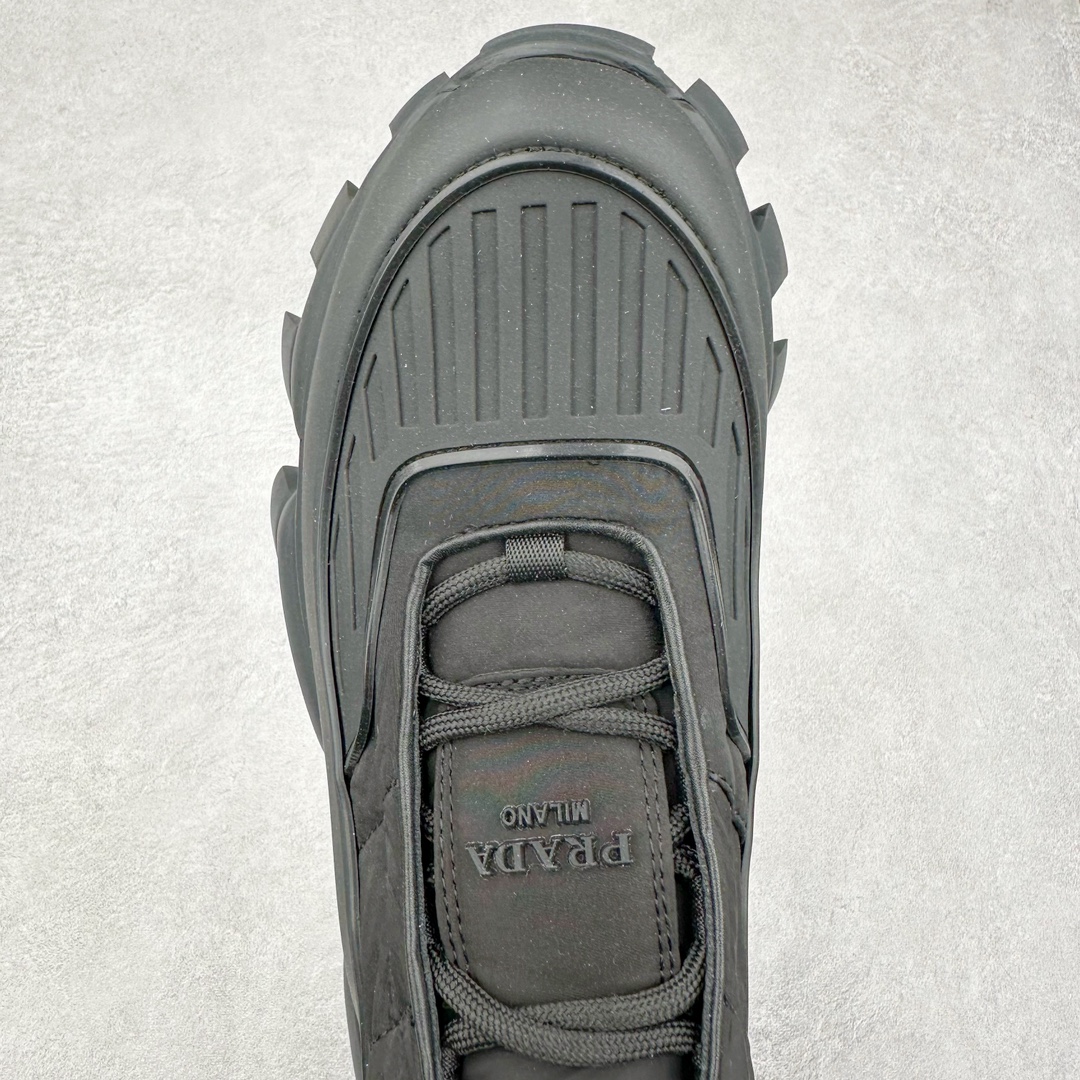 图片[4]-Prada Downtown Low Sneakers 闹市区系列低帮系带百搭休闲运动小白板鞋“皮革黑白熊猫三角标”男鞋广东原产#原楦数据开发版型#采用粒面头层牛皮鞋面材质#内嵌灌注式PU乳胶缓震鞋垫#外置3.5cmTPR抽真空橡胶鞋底 标志性的珐琅三角形金属徽标，意大利高奢品牌 这款皮革运动鞋多角度诠释Prada徽标：轻巧跃于鞋舌，沿轻质橡胶鞋底铺陈，化身标志性的涂珐琅金属三角形点缀鞋面一侧，无不阐释品牌格调。金属孔眼和棉质鞋带 珐琅三角形装饰鞋面 鞋舌Prada Milano印花徽标 轻质箱型鞋底，侧面配压花徽标 鞋底厚3.5厘米 可拆卸皮革包覆内底 尺码 38-45-选品中心