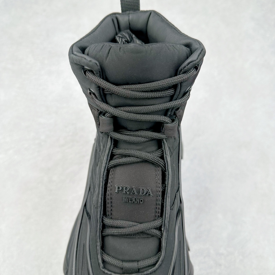 图片[5]-Prada Downtown Low Sneakers 闹市区系列低帮系带百搭休闲运动小白板鞋“皮革黑白熊猫三角标”男鞋广东原产#原楦数据开发版型#采用粒面头层牛皮鞋面材质#内嵌灌注式PU乳胶缓震鞋垫#外置3.5cmTPR抽真空橡胶鞋底 标志性的珐琅三角形金属徽标，意大利高奢品牌 这款皮革运动鞋多角度诠释Prada徽标：轻巧跃于鞋舌，沿轻质橡胶鞋底铺陈，化身标志性的涂珐琅金属三角形点缀鞋面一侧，无不阐释品牌格调。金属孔眼和棉质鞋带 珐琅三角形装饰鞋面 鞋舌Prada Milano印花徽标 轻质箱型鞋底，侧面配压花徽标 鞋底厚3.5厘米 可拆卸皮革包覆内底 尺码 38-45-选品中心