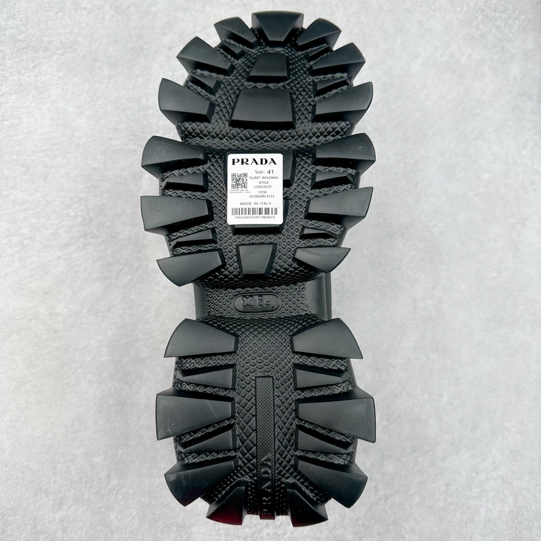 图片[9]-Prada Downtown Low Sneakers 闹市区系列低帮系带百搭休闲运动小白板鞋“皮革黑白熊猫三角标”男鞋广东原产#原楦数据开发版型#采用粒面头层牛皮鞋面材质#内嵌灌注式PU乳胶缓震鞋垫#外置3.5cmTPR抽真空橡胶鞋底 标志性的珐琅三角形金属徽标，意大利高奢品牌 这款皮革运动鞋多角度诠释Prada徽标：轻巧跃于鞋舌，沿轻质橡胶鞋底铺陈，化身标志性的涂珐琅金属三角形点缀鞋面一侧，无不阐释品牌格调。金属孔眼和棉质鞋带 珐琅三角形装饰鞋面 鞋舌Prada Milano印花徽标 轻质箱型鞋底，侧面配压花徽标 鞋底厚3.5厘米 可拆卸皮革包覆内底 尺码 38-45-选品中心