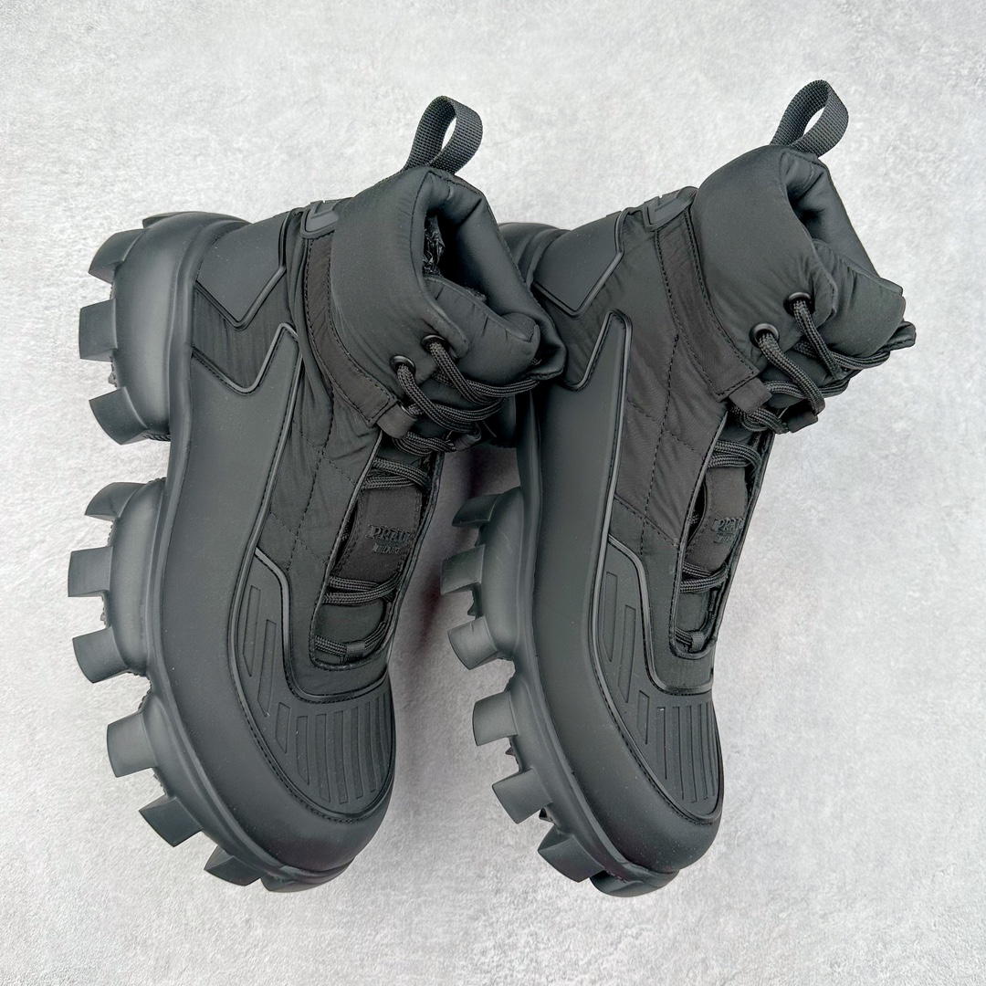 图片[3]-Prada Downtown Low Sneakers 闹市区系列低帮系带百搭休闲运动小白板鞋“皮革黑白熊猫三角标”男鞋广东原产#原楦数据开发版型#采用粒面头层牛皮鞋面材质#内嵌灌注式PU乳胶缓震鞋垫#外置3.5cmTPR抽真空橡胶鞋底 标志性的珐琅三角形金属徽标，意大利高奢品牌 这款皮革运动鞋多角度诠释Prada徽标：轻巧跃于鞋舌，沿轻质橡胶鞋底铺陈，化身标志性的涂珐琅金属三角形点缀鞋面一侧，无不阐释品牌格调。金属孔眼和棉质鞋带 珐琅三角形装饰鞋面 鞋舌Prada Milano印花徽标 轻质箱型鞋底，侧面配压花徽标 鞋底厚3.5厘米 可拆卸皮革包覆内底 尺码 38-45-选品中心