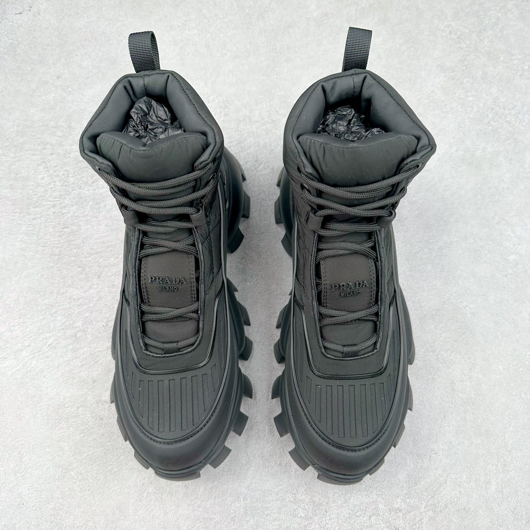 图片[2]-Prada Downtown Low Sneakers 闹市区系列低帮系带百搭休闲运动小白板鞋“皮革黑白熊猫三角标”男鞋广东原产#原楦数据开发版型#采用粒面头层牛皮鞋面材质#内嵌灌注式PU乳胶缓震鞋垫#外置3.5cmTPR抽真空橡胶鞋底 标志性的珐琅三角形金属徽标，意大利高奢品牌 这款皮革运动鞋多角度诠释Prada徽标：轻巧跃于鞋舌，沿轻质橡胶鞋底铺陈，化身标志性的涂珐琅金属三角形点缀鞋面一侧，无不阐释品牌格调。金属孔眼和棉质鞋带 珐琅三角形装饰鞋面 鞋舌Prada Milano印花徽标 轻质箱型鞋底，侧面配压花徽标 鞋底厚3.5厘米 可拆卸皮革包覆内底 尺码 38-45-选品中心