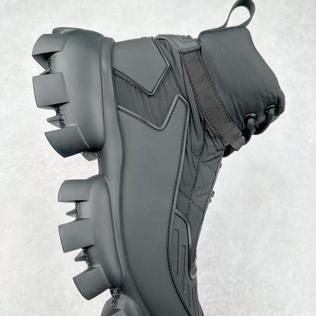 图片[6]-Prada Downtown Low Sneakers 闹市区系列低帮系带百搭休闲运动小白板鞋“皮革黑白熊猫三角标”男鞋广东原产#原楦数据开发版型#采用粒面头层牛皮鞋面材质#内嵌灌注式PU乳胶缓震鞋垫#外置3.5cmTPR抽真空橡胶鞋底 标志性的珐琅三角形金属徽标，意大利高奢品牌 这款皮革运动鞋多角度诠释Prada徽标：轻巧跃于鞋舌，沿轻质橡胶鞋底铺陈，化身标志性的涂珐琅金属三角形点缀鞋面一侧，无不阐释品牌格调。金属孔眼和棉质鞋带 珐琅三角形装饰鞋面 鞋舌Prada Milano印花徽标 轻质箱型鞋底，侧面配压花徽标 鞋底厚3.5厘米 可拆卸皮革包覆内底 尺码 38-45-选品中心