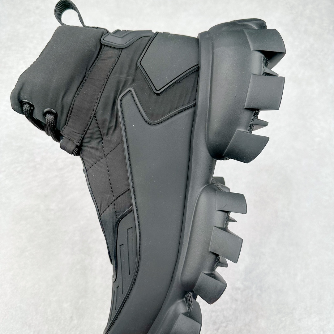 图片[7]-Prada Downtown Low Sneakers 闹市区系列低帮系带百搭休闲运动小白板鞋“皮革黑白熊猫三角标”男鞋广东原产#原楦数据开发版型#采用粒面头层牛皮鞋面材质#内嵌灌注式PU乳胶缓震鞋垫#外置3.5cmTPR抽真空橡胶鞋底 标志性的珐琅三角形金属徽标，意大利高奢品牌 这款皮革运动鞋多角度诠释Prada徽标：轻巧跃于鞋舌，沿轻质橡胶鞋底铺陈，化身标志性的涂珐琅金属三角形点缀鞋面一侧，无不阐释品牌格调。金属孔眼和棉质鞋带 珐琅三角形装饰鞋面 鞋舌Prada Milano印花徽标 轻质箱型鞋底，侧面配压花徽标 鞋底厚3.5厘米 可拆卸皮革包覆内底 尺码 38-45-选品中心