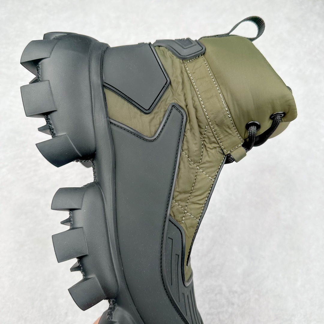 图片[6]-Prada Downtown Low Sneakers 闹市区系列低帮系带百搭休闲运动小白板鞋“皮革黑白熊猫三角标”男鞋广东原产#原楦数据开发版型#采用粒面头层牛皮鞋面材质#内嵌灌注式PU乳胶缓震鞋垫#外置3.5cmTPR抽真空橡胶鞋底 标志性的珐琅三角形金属徽标，意大利高奢品牌 这款皮革运动鞋多角度诠释Prada徽标：轻巧跃于鞋舌，沿轻质橡胶鞋底铺陈，化身标志性的涂珐琅金属三角形点缀鞋面一侧，无不阐释品牌格调。金属孔眼和棉质鞋带 珐琅三角形装饰鞋面 鞋舌Prada Milano印花徽标 轻质箱型鞋底，侧面配压花徽标 鞋底厚3.5厘米 可拆卸皮革包覆内底 尺码 38-45-选品中心