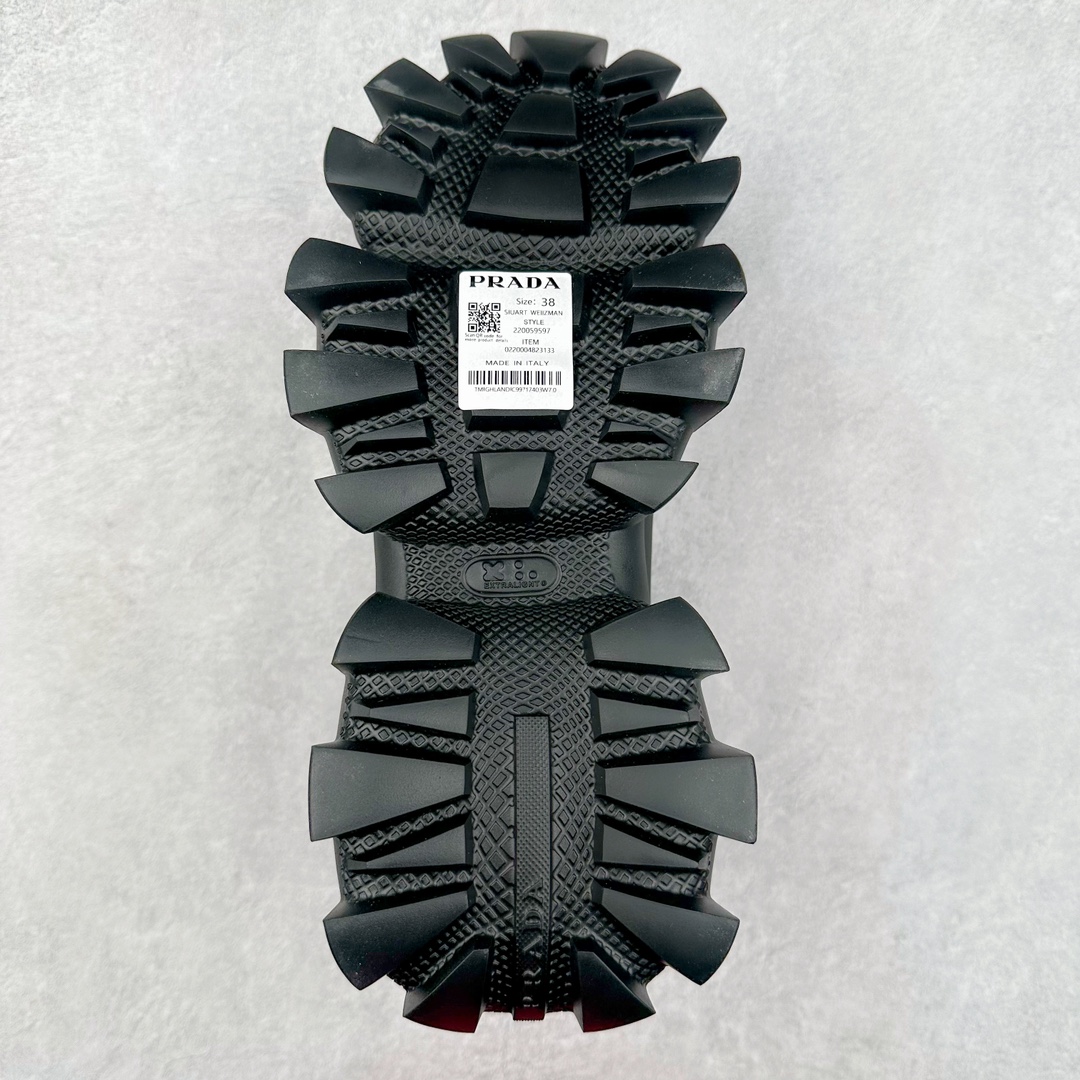 图片[9]-Prada Downtown Low Sneakers 闹市区系列低帮系带百搭休闲运动小白板鞋“皮革黑白熊猫三角标”男鞋广东原产#原楦数据开发版型#采用粒面头层牛皮鞋面材质#内嵌灌注式PU乳胶缓震鞋垫#外置3.5cmTPR抽真空橡胶鞋底 标志性的珐琅三角形金属徽标，意大利高奢品牌 这款皮革运动鞋多角度诠释Prada徽标：轻巧跃于鞋舌，沿轻质橡胶鞋底铺陈，化身标志性的涂珐琅金属三角形点缀鞋面一侧，无不阐释品牌格调。金属孔眼和棉质鞋带 珐琅三角形装饰鞋面 鞋舌Prada Milano印花徽标 轻质箱型鞋底，侧面配压花徽标 鞋底厚3.5厘米 可拆卸皮革包覆内底 尺码 38-45-选品中心