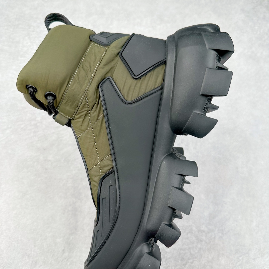 图片[7]-Prada Downtown Low Sneakers 闹市区系列低帮系带百搭休闲运动小白板鞋“皮革黑白熊猫三角标”男鞋广东原产#原楦数据开发版型#采用粒面头层牛皮鞋面材质#内嵌灌注式PU乳胶缓震鞋垫#外置3.5cmTPR抽真空橡胶鞋底 标志性的珐琅三角形金属徽标，意大利高奢品牌 这款皮革运动鞋多角度诠释Prada徽标：轻巧跃于鞋舌，沿轻质橡胶鞋底铺陈，化身标志性的涂珐琅金属三角形点缀鞋面一侧，无不阐释品牌格调。金属孔眼和棉质鞋带 珐琅三角形装饰鞋面 鞋舌Prada Milano印花徽标 轻质箱型鞋底，侧面配压花徽标 鞋底厚3.5厘米 可拆卸皮革包覆内底 尺码 38-45-选品中心