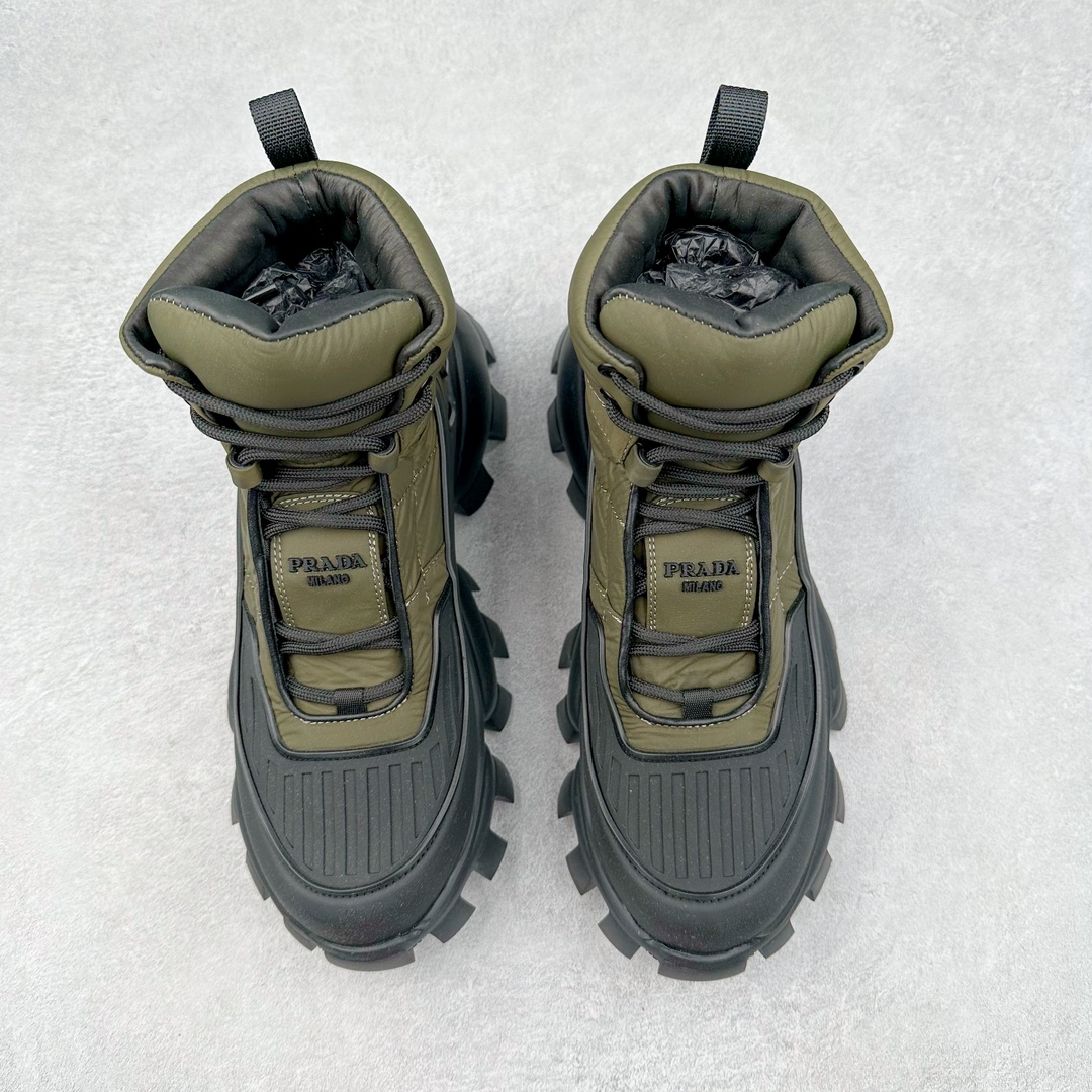 图片[2]-Prada Downtown Low Sneakers 闹市区系列低帮系带百搭休闲运动小白板鞋“皮革黑白熊猫三角标”男鞋广东原产#原楦数据开发版型#采用粒面头层牛皮鞋面材质#内嵌灌注式PU乳胶缓震鞋垫#外置3.5cmTPR抽真空橡胶鞋底 标志性的珐琅三角形金属徽标，意大利高奢品牌 这款皮革运动鞋多角度诠释Prada徽标：轻巧跃于鞋舌，沿轻质橡胶鞋底铺陈，化身标志性的涂珐琅金属三角形点缀鞋面一侧，无不阐释品牌格调。金属孔眼和棉质鞋带 珐琅三角形装饰鞋面 鞋舌Prada Milano印花徽标 轻质箱型鞋底，侧面配压花徽标 鞋底厚3.5厘米 可拆卸皮革包覆内底 尺码 38-45-选品中心