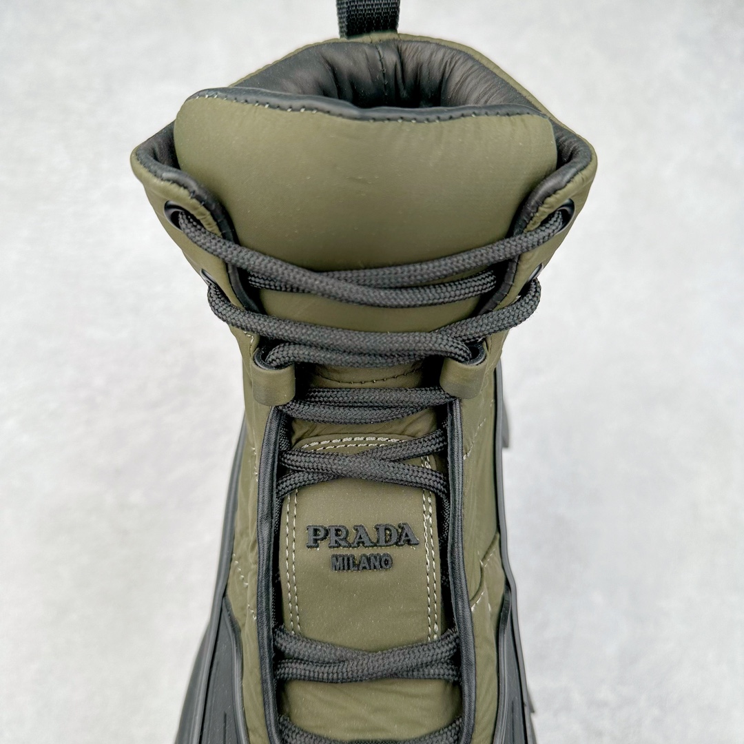 图片[5]-Prada Downtown Low Sneakers 闹市区系列低帮系带百搭休闲运动小白板鞋“皮革黑白熊猫三角标”男鞋广东原产#原楦数据开发版型#采用粒面头层牛皮鞋面材质#内嵌灌注式PU乳胶缓震鞋垫#外置3.5cmTPR抽真空橡胶鞋底 标志性的珐琅三角形金属徽标，意大利高奢品牌 这款皮革运动鞋多角度诠释Prada徽标：轻巧跃于鞋舌，沿轻质橡胶鞋底铺陈，化身标志性的涂珐琅金属三角形点缀鞋面一侧，无不阐释品牌格调。金属孔眼和棉质鞋带 珐琅三角形装饰鞋面 鞋舌Prada Milano印花徽标 轻质箱型鞋底，侧面配压花徽标 鞋底厚3.5厘米 可拆卸皮革包覆内底 尺码 38-45-选品中心