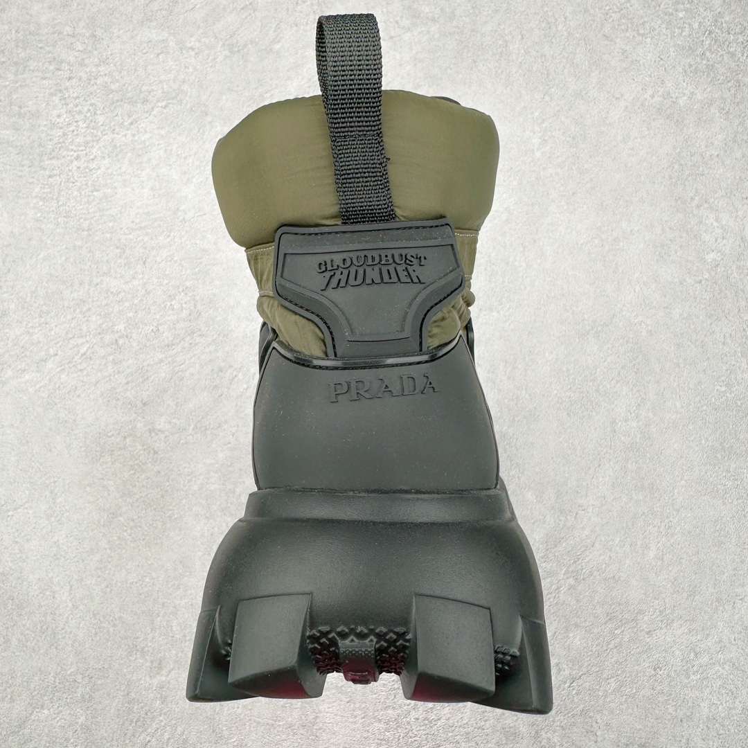 图片[8]-Prada Downtown Low Sneakers 闹市区系列低帮系带百搭休闲运动小白板鞋“皮革黑白熊猫三角标”男鞋广东原产#原楦数据开发版型#采用粒面头层牛皮鞋面材质#内嵌灌注式PU乳胶缓震鞋垫#外置3.5cmTPR抽真空橡胶鞋底 标志性的珐琅三角形金属徽标，意大利高奢品牌 这款皮革运动鞋多角度诠释Prada徽标：轻巧跃于鞋舌，沿轻质橡胶鞋底铺陈，化身标志性的涂珐琅金属三角形点缀鞋面一侧，无不阐释品牌格调。金属孔眼和棉质鞋带 珐琅三角形装饰鞋面 鞋舌Prada Milano印花徽标 轻质箱型鞋底，侧面配压花徽标 鞋底厚3.5厘米 可拆卸皮革包覆内底 尺码 38-45-选品中心