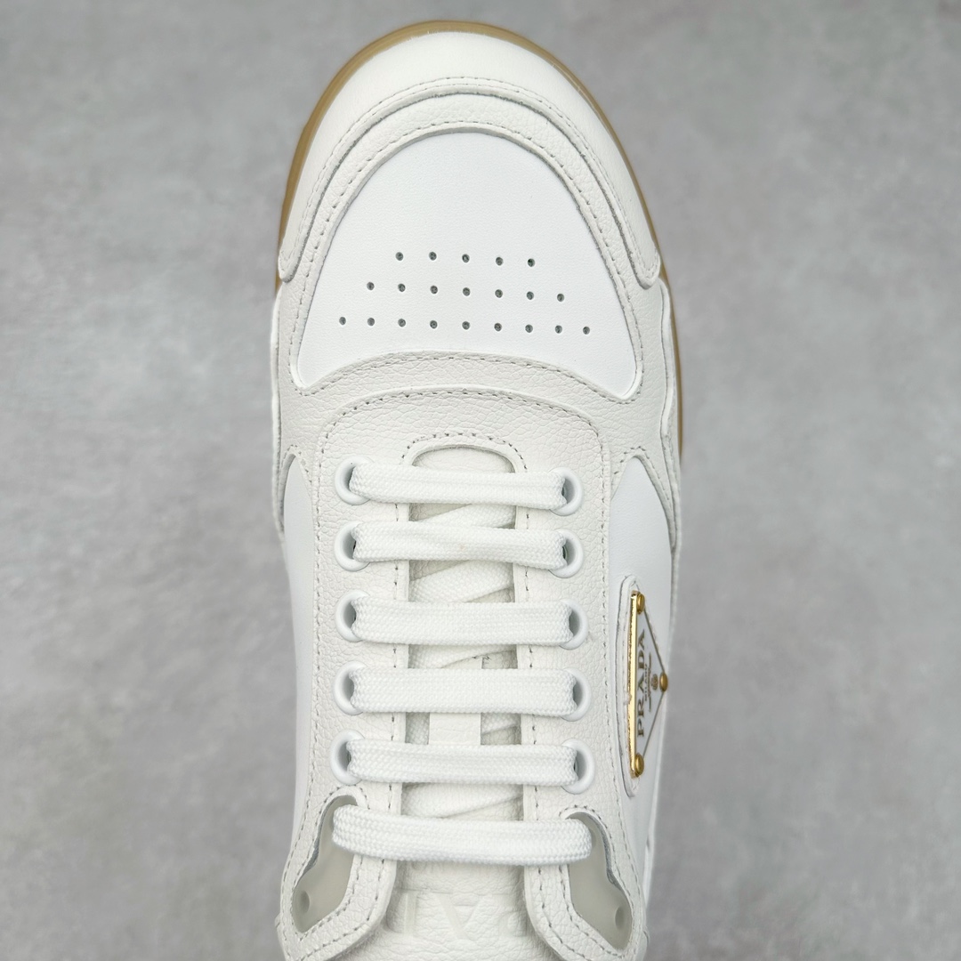 图片[4]-Prada Downtown Low Sneakers 闹市区系列低帮系带百搭休闲运动小白板鞋“皮革黑白熊猫三角标”男鞋广东原产#原楦数据开发版型#采用粒面头层牛皮鞋面材质#内嵌灌注式PU乳胶缓震鞋垫#外置3.5cmTPR抽真空橡胶鞋底 标志性的珐琅三角形金属徽标，意大利高奢品牌 这款皮革运动鞋多角度诠释Prada徽标：轻巧跃于鞋舌，沿轻质橡胶鞋底铺陈，化身标志性的涂珐琅金属三角形点缀鞋面一侧，无不阐释品牌格调。金属孔眼和棉质鞋带 珐琅三角形装饰鞋面 鞋舌Prada Milano印花徽标 轻质箱型鞋底，侧面配压花徽标 鞋底厚3.5厘米 可拆卸皮革包覆内底 尺码 38-45-选品中心