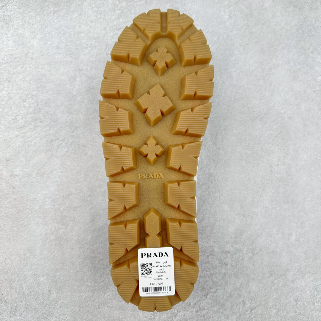 图片[9]-Prada Downtown Low Sneakers 闹市区系列低帮系带百搭休闲运动小白板鞋“皮革黑白熊猫三角标”男鞋广东原产#原楦数据开发版型#采用粒面头层牛皮鞋面材质#内嵌灌注式PU乳胶缓震鞋垫#外置3.5cmTPR抽真空橡胶鞋底 标志性的珐琅三角形金属徽标，意大利高奢品牌 这款皮革运动鞋多角度诠释Prada徽标：轻巧跃于鞋舌，沿轻质橡胶鞋底铺陈，化身标志性的涂珐琅金属三角形点缀鞋面一侧，无不阐释品牌格调。金属孔眼和棉质鞋带 珐琅三角形装饰鞋面 鞋舌Prada Milano印花徽标 轻质箱型鞋底，侧面配压花徽标 鞋底厚3.5厘米 可拆卸皮革包覆内底 尺码 38-45-选品中心