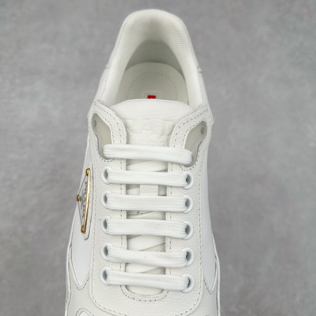 图片[5]-Prada Downtown Low Sneakers 闹市区系列低帮系带百搭休闲运动小白板鞋“皮革黑白熊猫三角标”男鞋广东原产#原楦数据开发版型#采用粒面头层牛皮鞋面材质#内嵌灌注式PU乳胶缓震鞋垫#外置3.5cmTPR抽真空橡胶鞋底 标志性的珐琅三角形金属徽标，意大利高奢品牌 这款皮革运动鞋多角度诠释Prada徽标：轻巧跃于鞋舌，沿轻质橡胶鞋底铺陈，化身标志性的涂珐琅金属三角形点缀鞋面一侧，无不阐释品牌格调。金属孔眼和棉质鞋带 珐琅三角形装饰鞋面 鞋舌Prada Milano印花徽标 轻质箱型鞋底，侧面配压花徽标 鞋底厚3.5厘米 可拆卸皮革包覆内底 尺码 38-45-选品中心