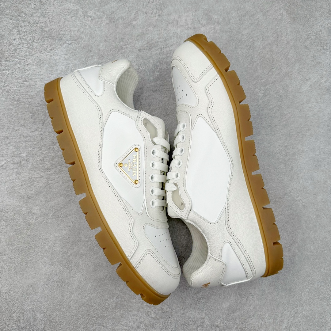 图片[3]-Prada Downtown Low Sneakers 闹市区系列低帮系带百搭休闲运动小白板鞋“皮革黑白熊猫三角标”男鞋广东原产#原楦数据开发版型#采用粒面头层牛皮鞋面材质#内嵌灌注式PU乳胶缓震鞋垫#外置3.5cmTPR抽真空橡胶鞋底 标志性的珐琅三角形金属徽标，意大利高奢品牌 这款皮革运动鞋多角度诠释Prada徽标：轻巧跃于鞋舌，沿轻质橡胶鞋底铺陈，化身标志性的涂珐琅金属三角形点缀鞋面一侧，无不阐释品牌格调。金属孔眼和棉质鞋带 珐琅三角形装饰鞋面 鞋舌Prada Milano印花徽标 轻质箱型鞋底，侧面配压花徽标 鞋底厚3.5厘米 可拆卸皮革包覆内底 尺码 38-45-选品中心