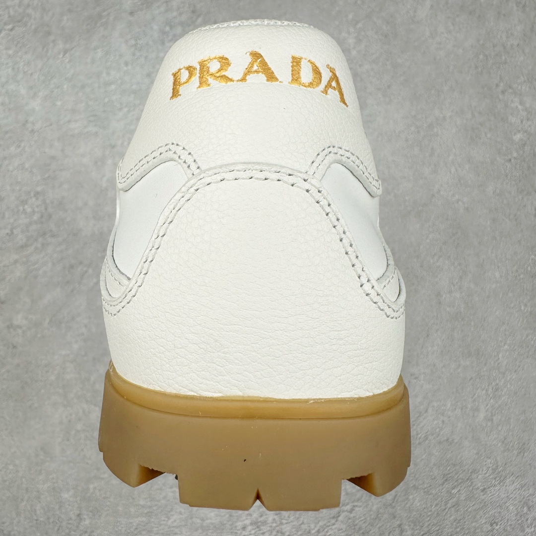 图片[8]-Prada Downtown Low Sneakers 闹市区系列低帮系带百搭休闲运动小白板鞋“皮革黑白熊猫三角标”男鞋广东原产#原楦数据开发版型#采用粒面头层牛皮鞋面材质#内嵌灌注式PU乳胶缓震鞋垫#外置3.5cmTPR抽真空橡胶鞋底 标志性的珐琅三角形金属徽标，意大利高奢品牌 这款皮革运动鞋多角度诠释Prada徽标：轻巧跃于鞋舌，沿轻质橡胶鞋底铺陈，化身标志性的涂珐琅金属三角形点缀鞋面一侧，无不阐释品牌格调。金属孔眼和棉质鞋带 珐琅三角形装饰鞋面 鞋舌Prada Milano印花徽标 轻质箱型鞋底，侧面配压花徽标 鞋底厚3.5厘米 可拆卸皮革包覆内底 尺码 38-45-选品中心