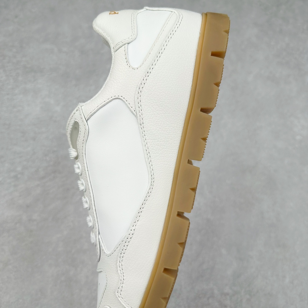 图片[7]-Prada Downtown Low Sneakers 闹市区系列低帮系带百搭休闲运动小白板鞋“皮革黑白熊猫三角标”男鞋广东原产#原楦数据开发版型#采用粒面头层牛皮鞋面材质#内嵌灌注式PU乳胶缓震鞋垫#外置3.5cmTPR抽真空橡胶鞋底 标志性的珐琅三角形金属徽标，意大利高奢品牌 这款皮革运动鞋多角度诠释Prada徽标：轻巧跃于鞋舌，沿轻质橡胶鞋底铺陈，化身标志性的涂珐琅金属三角形点缀鞋面一侧，无不阐释品牌格调。金属孔眼和棉质鞋带 珐琅三角形装饰鞋面 鞋舌Prada Milano印花徽标 轻质箱型鞋底，侧面配压花徽标 鞋底厚3.5厘米 可拆卸皮革包覆内底 尺码 38-45-选品中心