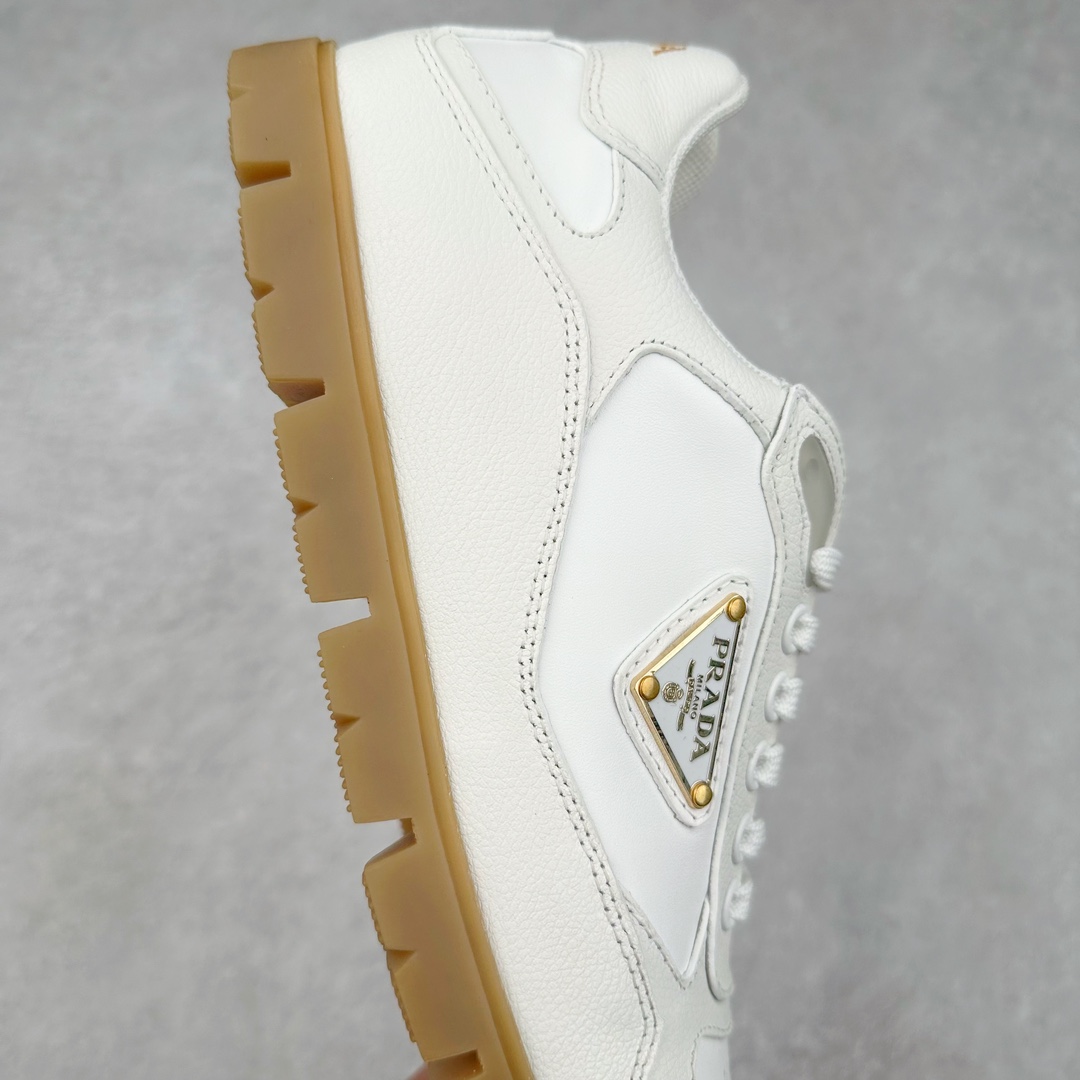 图片[6]-Prada Downtown Low Sneakers 闹市区系列低帮系带百搭休闲运动小白板鞋“皮革黑白熊猫三角标”男鞋广东原产#原楦数据开发版型#采用粒面头层牛皮鞋面材质#内嵌灌注式PU乳胶缓震鞋垫#外置3.5cmTPR抽真空橡胶鞋底 标志性的珐琅三角形金属徽标，意大利高奢品牌 这款皮革运动鞋多角度诠释Prada徽标：轻巧跃于鞋舌，沿轻质橡胶鞋底铺陈，化身标志性的涂珐琅金属三角形点缀鞋面一侧，无不阐释品牌格调。金属孔眼和棉质鞋带 珐琅三角形装饰鞋面 鞋舌Prada Milano印花徽标 轻质箱型鞋底，侧面配压花徽标 鞋底厚3.5厘米 可拆卸皮革包覆内底 尺码 38-45-选品中心