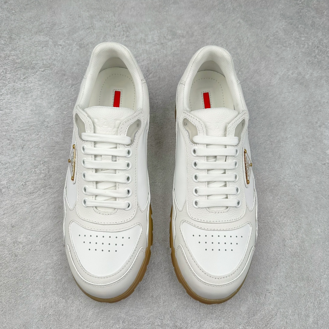 图片[2]-Prada Downtown Low Sneakers 闹市区系列低帮系带百搭休闲运动小白板鞋“皮革黑白熊猫三角标”男鞋广东原产#原楦数据开发版型#采用粒面头层牛皮鞋面材质#内嵌灌注式PU乳胶缓震鞋垫#外置3.5cmTPR抽真空橡胶鞋底 标志性的珐琅三角形金属徽标，意大利高奢品牌 这款皮革运动鞋多角度诠释Prada徽标：轻巧跃于鞋舌，沿轻质橡胶鞋底铺陈，化身标志性的涂珐琅金属三角形点缀鞋面一侧，无不阐释品牌格调。金属孔眼和棉质鞋带 珐琅三角形装饰鞋面 鞋舌Prada Milano印花徽标 轻质箱型鞋底，侧面配压花徽标 鞋底厚3.5厘米 可拆卸皮革包覆内底 尺码 38-45-选品中心