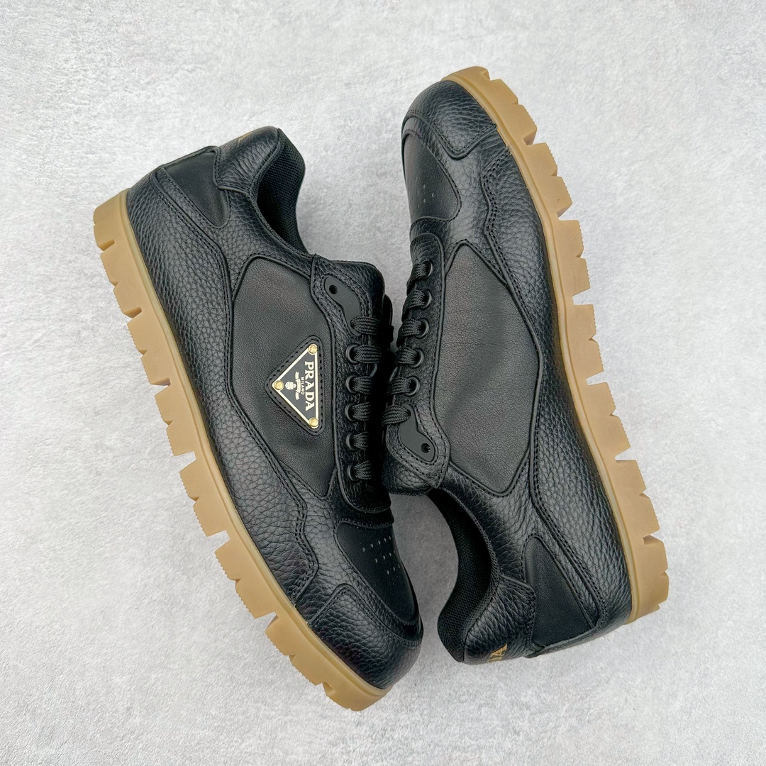 图片[3]-Prada Downtown Low Sneakers 闹市区系列低帮系带百搭休闲运动小白板鞋“皮革黑白熊猫三角标”男鞋广东原产#原楦数据开发版型#采用粒面头层牛皮鞋面材质#内嵌灌注式PU乳胶缓震鞋垫#外置3.5cmTPR抽真空橡胶鞋底 标志性的珐琅三角形金属徽标，意大利高奢品牌 这款皮革运动鞋多角度诠释Prada徽标：轻巧跃于鞋舌，沿轻质橡胶鞋底铺陈，化身标志性的涂珐琅金属三角形点缀鞋面一侧，无不阐释品牌格调。金属孔眼和棉质鞋带 珐琅三角形装饰鞋面 鞋舌Prada Milano印花徽标 轻质箱型鞋底，侧面配压花徽标 鞋底厚3.5厘米 可拆卸皮革包覆内底 尺码 38-45-选品中心