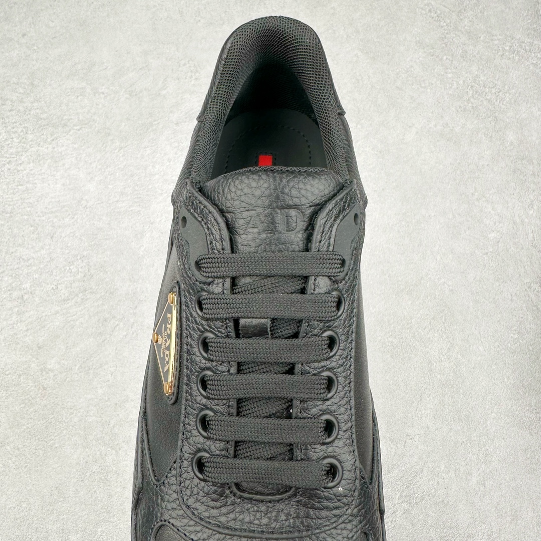 图片[5]-Prada Downtown Low Sneakers 闹市区系列低帮系带百搭休闲运动小白板鞋“皮革黑白熊猫三角标”男鞋广东原产#原楦数据开发版型#采用粒面头层牛皮鞋面材质#内嵌灌注式PU乳胶缓震鞋垫#外置3.5cmTPR抽真空橡胶鞋底 标志性的珐琅三角形金属徽标，意大利高奢品牌 这款皮革运动鞋多角度诠释Prada徽标：轻巧跃于鞋舌，沿轻质橡胶鞋底铺陈，化身标志性的涂珐琅金属三角形点缀鞋面一侧，无不阐释品牌格调。金属孔眼和棉质鞋带 珐琅三角形装饰鞋面 鞋舌Prada Milano印花徽标 轻质箱型鞋底，侧面配压花徽标 鞋底厚3.5厘米 可拆卸皮革包覆内底 尺码 38-45-选品中心