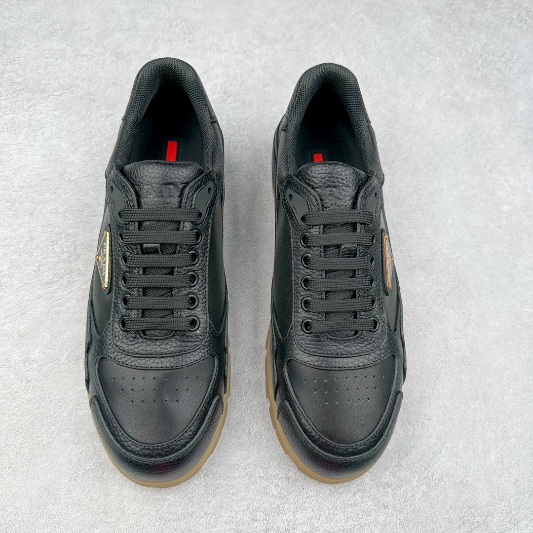 图片[2]-Prada Downtown Low Sneakers 闹市区系列低帮系带百搭休闲运动小白板鞋“皮革黑白熊猫三角标”男鞋广东原产#原楦数据开发版型#采用粒面头层牛皮鞋面材质#内嵌灌注式PU乳胶缓震鞋垫#外置3.5cmTPR抽真空橡胶鞋底 标志性的珐琅三角形金属徽标，意大利高奢品牌 这款皮革运动鞋多角度诠释Prada徽标：轻巧跃于鞋舌，沿轻质橡胶鞋底铺陈，化身标志性的涂珐琅金属三角形点缀鞋面一侧，无不阐释品牌格调。金属孔眼和棉质鞋带 珐琅三角形装饰鞋面 鞋舌Prada Milano印花徽标 轻质箱型鞋底，侧面配压花徽标 鞋底厚3.5厘米 可拆卸皮革包覆内底 尺码 38-45-选品中心