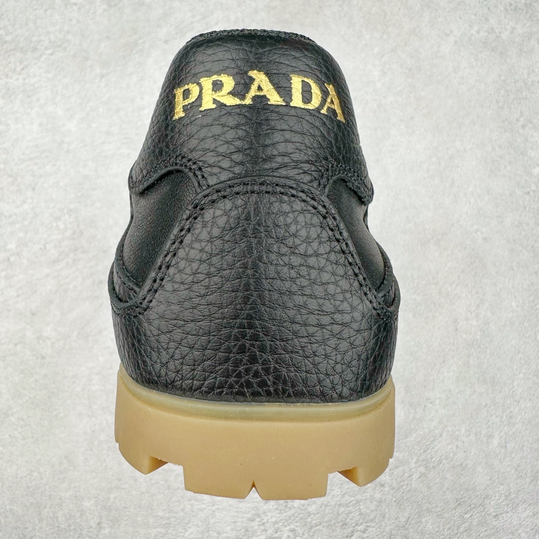 图片[8]-Prada Downtown Low Sneakers 闹市区系列低帮系带百搭休闲运动小白板鞋“皮革黑白熊猫三角标”男鞋广东原产#原楦数据开发版型#采用粒面头层牛皮鞋面材质#内嵌灌注式PU乳胶缓震鞋垫#外置3.5cmTPR抽真空橡胶鞋底 标志性的珐琅三角形金属徽标，意大利高奢品牌 这款皮革运动鞋多角度诠释Prada徽标：轻巧跃于鞋舌，沿轻质橡胶鞋底铺陈，化身标志性的涂珐琅金属三角形点缀鞋面一侧，无不阐释品牌格调。金属孔眼和棉质鞋带 珐琅三角形装饰鞋面 鞋舌Prada Milano印花徽标 轻质箱型鞋底，侧面配压花徽标 鞋底厚3.5厘米 可拆卸皮革包覆内底 尺码 38-45-选品中心