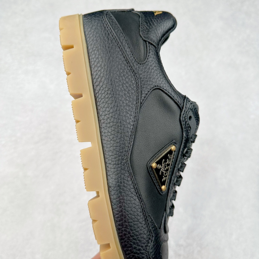 图片[6]-Prada Downtown Low Sneakers 闹市区系列低帮系带百搭休闲运动小白板鞋“皮革黑白熊猫三角标”男鞋广东原产#原楦数据开发版型#采用粒面头层牛皮鞋面材质#内嵌灌注式PU乳胶缓震鞋垫#外置3.5cmTPR抽真空橡胶鞋底 标志性的珐琅三角形金属徽标，意大利高奢品牌 这款皮革运动鞋多角度诠释Prada徽标：轻巧跃于鞋舌，沿轻质橡胶鞋底铺陈，化身标志性的涂珐琅金属三角形点缀鞋面一侧，无不阐释品牌格调。金属孔眼和棉质鞋带 珐琅三角形装饰鞋面 鞋舌Prada Milano印花徽标 轻质箱型鞋底，侧面配压花徽标 鞋底厚3.5厘米 可拆卸皮革包覆内底 尺码 38-45-选品中心