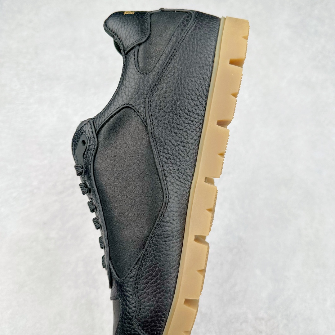 图片[7]-Prada Downtown Low Sneakers 闹市区系列低帮系带百搭休闲运动小白板鞋“皮革黑白熊猫三角标”男鞋广东原产#原楦数据开发版型#采用粒面头层牛皮鞋面材质#内嵌灌注式PU乳胶缓震鞋垫#外置3.5cmTPR抽真空橡胶鞋底 标志性的珐琅三角形金属徽标，意大利高奢品牌 这款皮革运动鞋多角度诠释Prada徽标：轻巧跃于鞋舌，沿轻质橡胶鞋底铺陈，化身标志性的涂珐琅金属三角形点缀鞋面一侧，无不阐释品牌格调。金属孔眼和棉质鞋带 珐琅三角形装饰鞋面 鞋舌Prada Milano印花徽标 轻质箱型鞋底，侧面配压花徽标 鞋底厚3.5厘米 可拆卸皮革包覆内底 尺码 38-45-选品中心