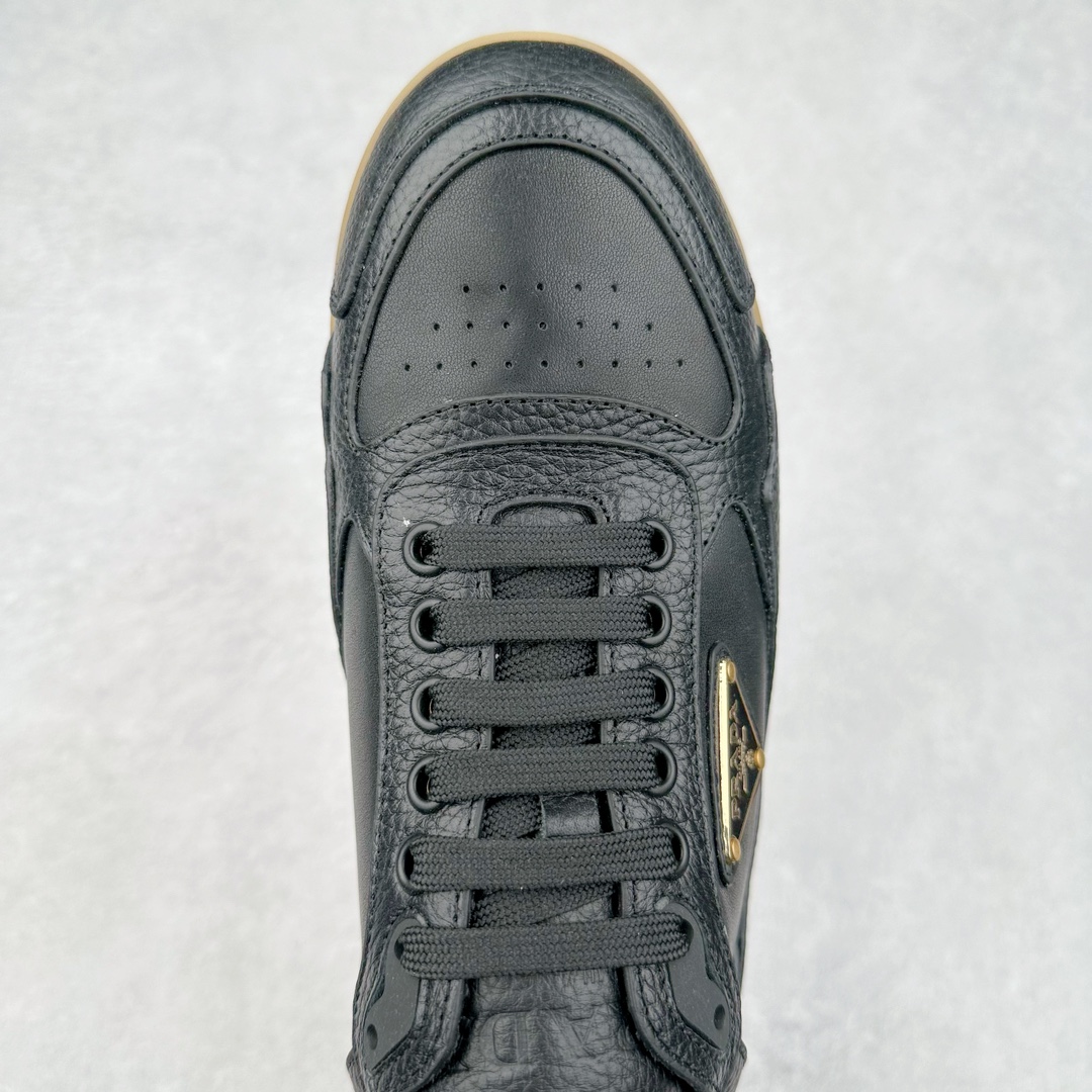图片[4]-Prada Downtown Low Sneakers 闹市区系列低帮系带百搭休闲运动小白板鞋“皮革黑白熊猫三角标”男鞋广东原产#原楦数据开发版型#采用粒面头层牛皮鞋面材质#内嵌灌注式PU乳胶缓震鞋垫#外置3.5cmTPR抽真空橡胶鞋底 标志性的珐琅三角形金属徽标，意大利高奢品牌 这款皮革运动鞋多角度诠释Prada徽标：轻巧跃于鞋舌，沿轻质橡胶鞋底铺陈，化身标志性的涂珐琅金属三角形点缀鞋面一侧，无不阐释品牌格调。金属孔眼和棉质鞋带 珐琅三角形装饰鞋面 鞋舌Prada Milano印花徽标 轻质箱型鞋底，侧面配压花徽标 鞋底厚3.5厘米 可拆卸皮革包覆内底 尺码 38-45-选品中心