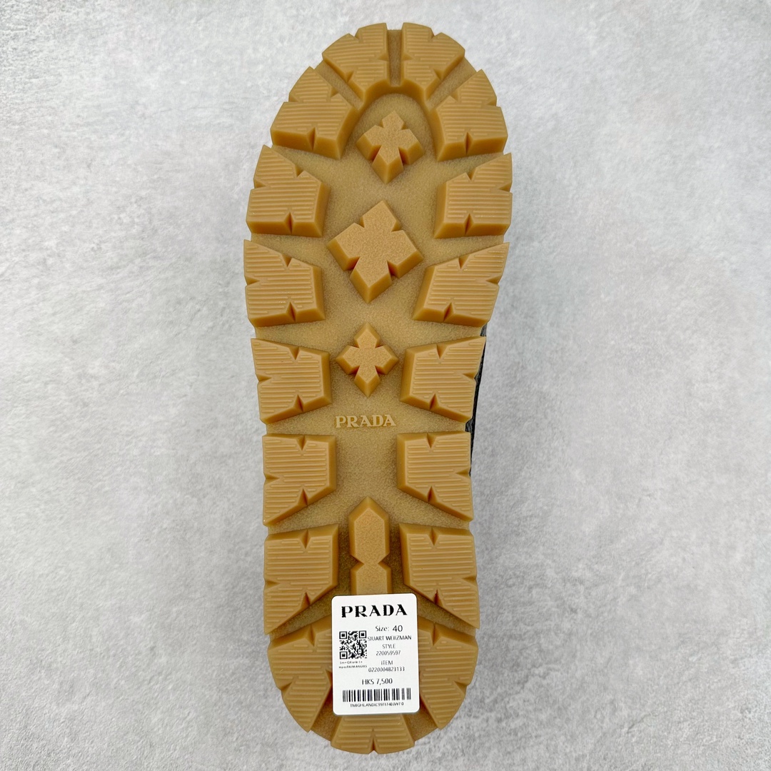 图片[9]-Prada Downtown Low Sneakers 闹市区系列低帮系带百搭休闲运动小白板鞋“皮革黑白熊猫三角标”男鞋广东原产#原楦数据开发版型#采用粒面头层牛皮鞋面材质#内嵌灌注式PU乳胶缓震鞋垫#外置3.5cmTPR抽真空橡胶鞋底 标志性的珐琅三角形金属徽标，意大利高奢品牌 这款皮革运动鞋多角度诠释Prada徽标：轻巧跃于鞋舌，沿轻质橡胶鞋底铺陈，化身标志性的涂珐琅金属三角形点缀鞋面一侧，无不阐释品牌格调。金属孔眼和棉质鞋带 珐琅三角形装饰鞋面 鞋舌Prada Milano印花徽标 轻质箱型鞋底，侧面配压花徽标 鞋底厚3.5厘米 可拆卸皮革包覆内底 尺码 38-45-选品中心