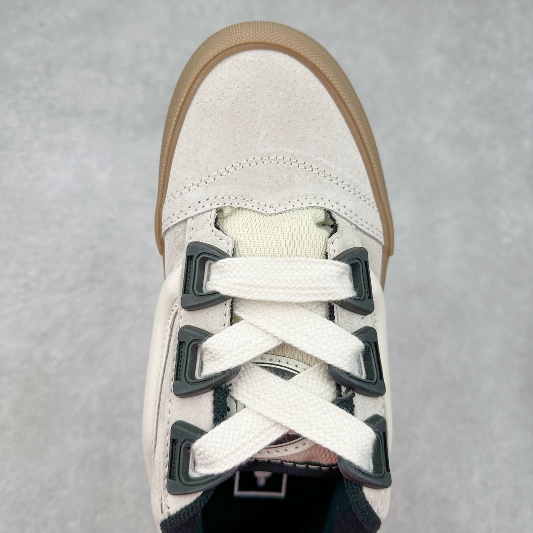 图片[4]-Vans Knu Skool DR 米白生椰 “DR新系列面包鞋，个性十足”DR新款是对90年代经典风格的重新诠释，Vans将现在的Knu Skool的“宽大”特点进一步放大，将携带空改为了极具现代风格的D形鞋带孔，并选用更宽的鞋带绑定鞋身! 货号：VN000CZUVE1 尺码：35 36 36.5 37 38 38.5 39 40 40.5 41 42 42.5 43 44 45 工艺：硫化1：1（重量1：1、真标、原钢印、材质标、鞋型标、合格证）-选品中心