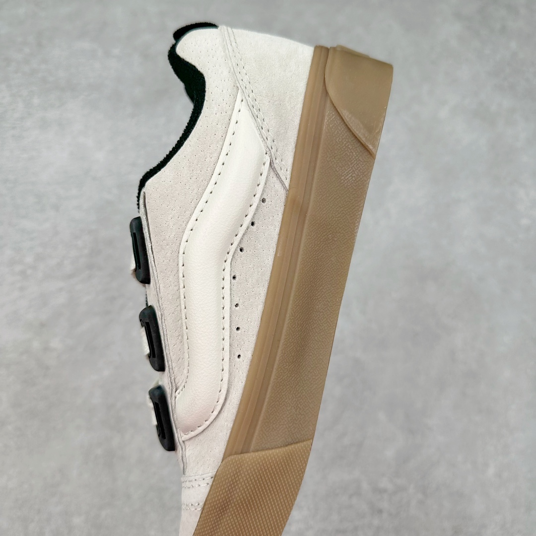 图片[7]-Vans Knu Skool DR 米白生椰 “DR新系列面包鞋，个性十足”DR新款是对90年代经典风格的重新诠释，Vans将现在的Knu Skool的“宽大”特点进一步放大，将携带空改为了极具现代风格的D形鞋带孔，并选用更宽的鞋带绑定鞋身! 货号：VN000CZUVE1 尺码：35 36 36.5 37 38 38.5 39 40 40.5 41 42 42.5 43 44 45 工艺：硫化1：1（重量1：1、真标、原钢印、材质标、鞋型标、合格证）-选品中心