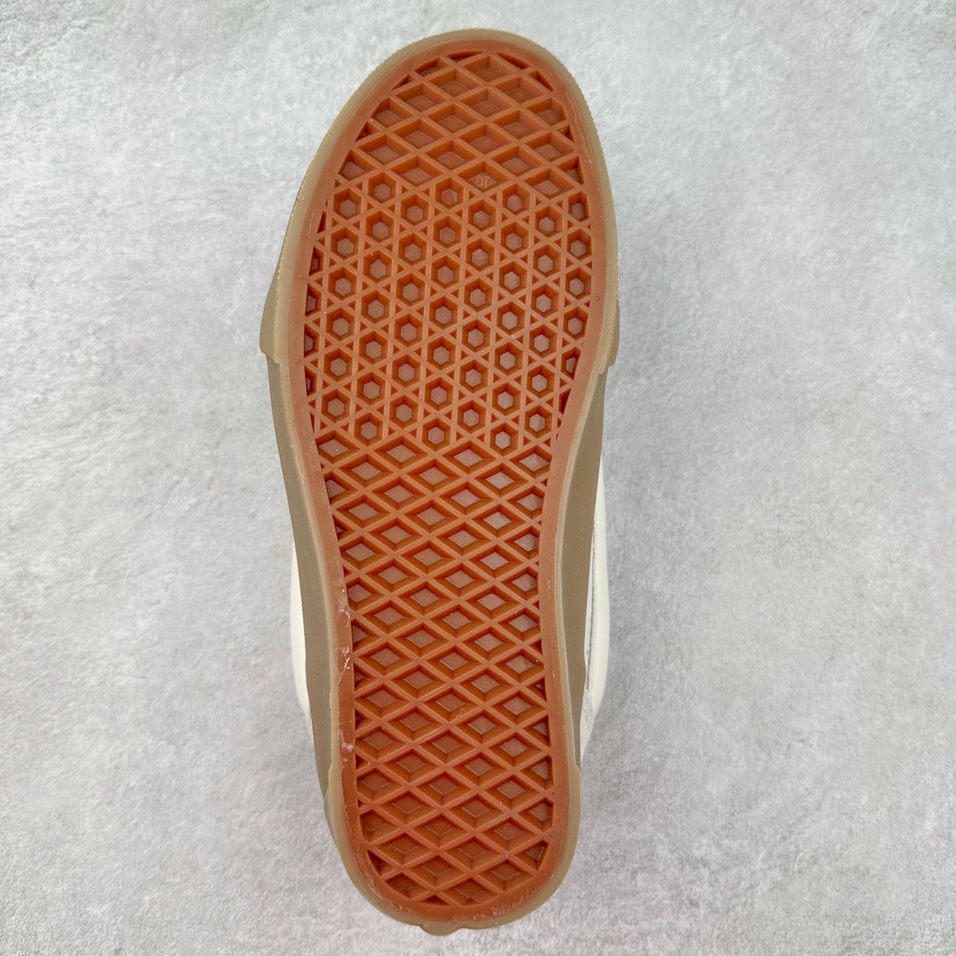 图片[9]-Vans Knu Skool DR 米白生椰 “DR新系列面包鞋，个性十足”DR新款是对90年代经典风格的重新诠释，Vans将现在的Knu Skool的“宽大”特点进一步放大，将携带空改为了极具现代风格的D形鞋带孔，并选用更宽的鞋带绑定鞋身! 货号：VN000CZUVE1 尺码：35 36 36.5 37 38 38.5 39 40 40.5 41 42 42.5 43 44 45 工艺：硫化1：1（重量1：1、真标、原钢印、材质标、鞋型标、合格证）-选品中心