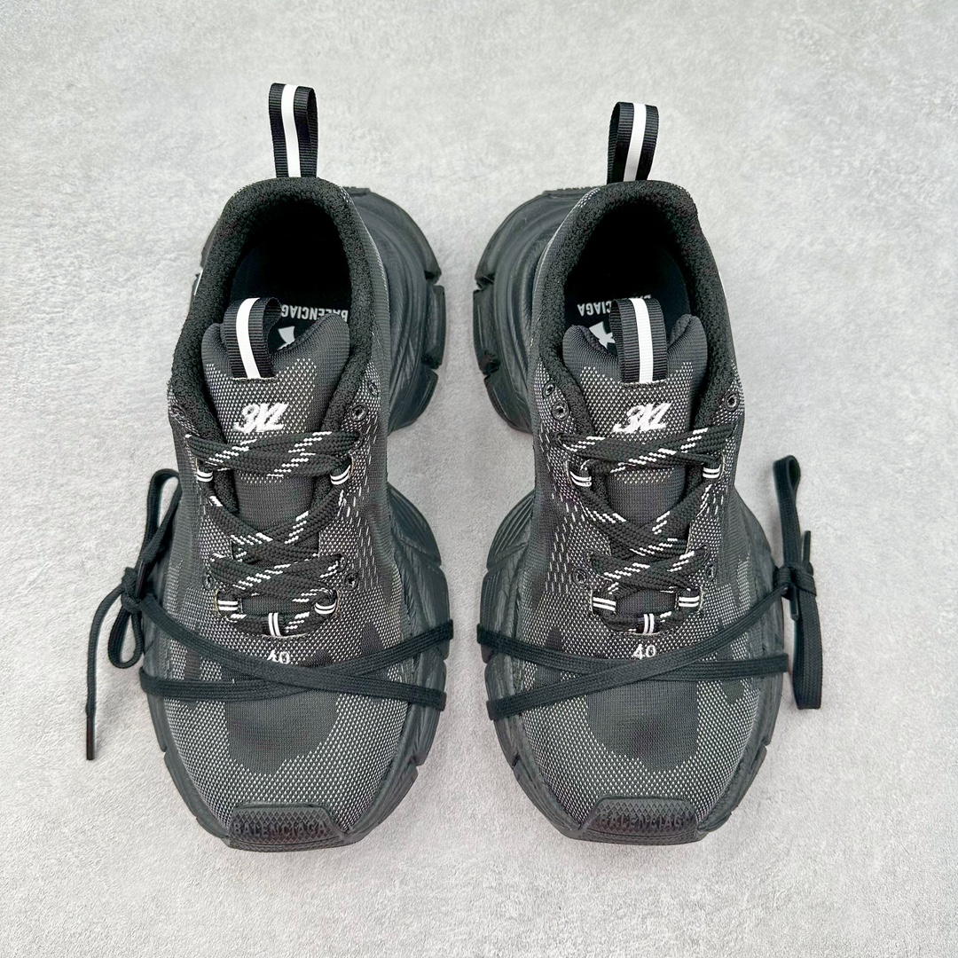 图片[2]-＃纯原 UA x BALENCIAGA 3XL Sneakers 巴黎世家安德玛联名十代网布系带低帮走秀复古老爹鞋 全套原纸板楦头开发 最原汁原味的灵魂版型 全鞋荧光划线卡点 胶水把控整洁度追求极致完美 每一双都是工艺品 多重QC质检 超越公司货的品控标准 实实在在的免检产品 原盒原配 正确字体电绣 粗细、位置、大小正确 侧边TPU 透气孔匹配意产原版 正确分离大底 TPU软底 原版一致大底LOGO 立体感十足 原厂皮料水洗做旧 采购原厂网纱 不含皮革 网布材料和聚氨酯 磨损效果 鞋头边缘和后帮 Balenciaga 徽标 鞋面和后跟凸印尺码 鞋舌 3XL 橡胶品牌标识和反光细节 鞋帮拉袢和鞋舌拉祥 配反光细节 备用鞋带在鞋履前侧 可在穿着前取下 便于不同造型搭配 正常尺码 尺码：35 36 37 38 39 40 41 42 43 44 45 46-选品中心