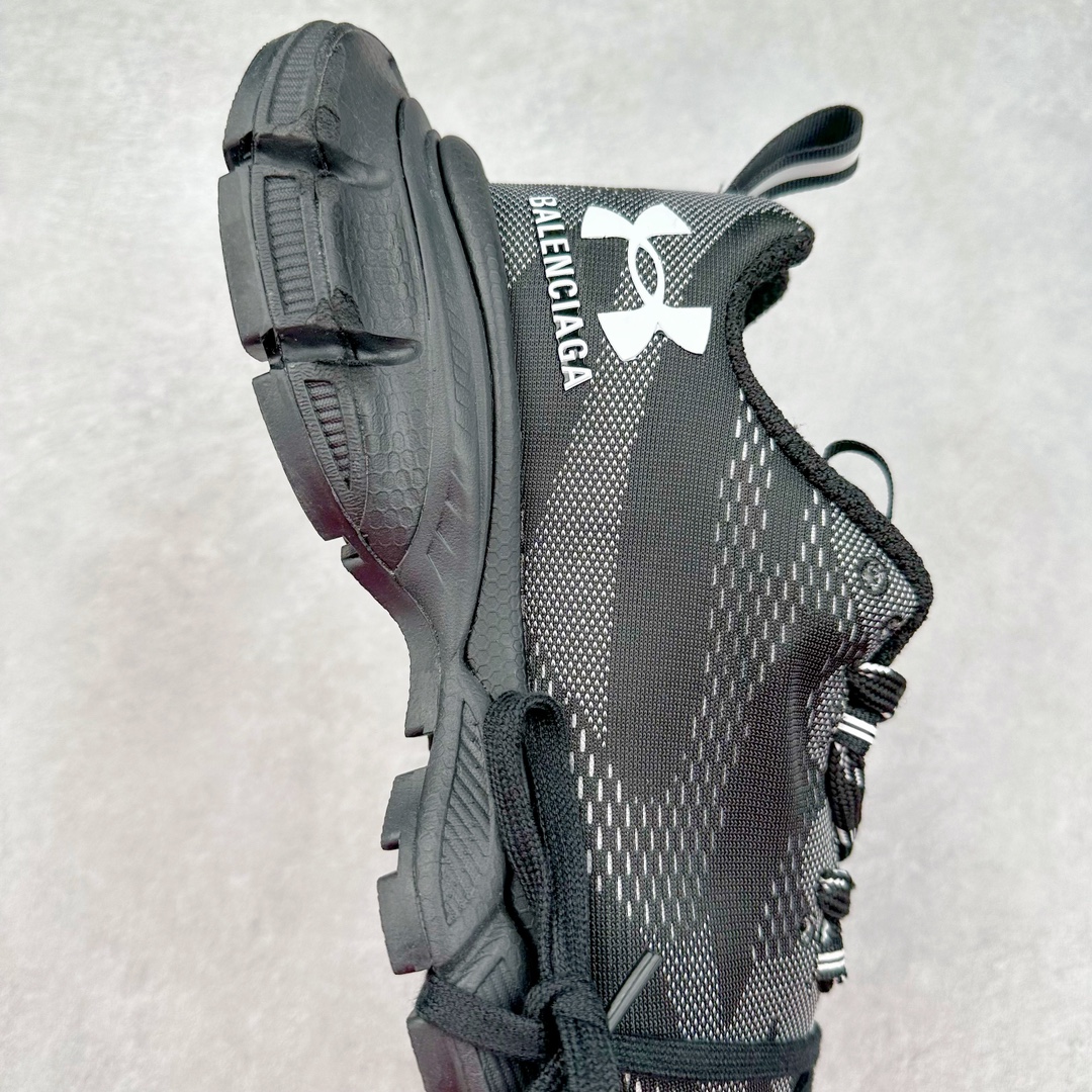 图片[6]-＃纯原 UA x BALENCIAGA 3XL Sneakers 巴黎世家安德玛联名十代网布系带低帮走秀复古老爹鞋 全套原纸板楦头开发 最原汁原味的灵魂版型 全鞋荧光划线卡点 胶水把控整洁度追求极致完美 每一双都是工艺品 多重QC质检 超越公司货的品控标准 实实在在的免检产品 原盒原配 正确字体电绣 粗细、位置、大小正确 侧边TPU 透气孔匹配意产原版 正确分离大底 TPU软底 原版一致大底LOGO 立体感十足 原厂皮料水洗做旧 采购原厂网纱 不含皮革 网布材料和聚氨酯 磨损效果 鞋头边缘和后帮 Balenciaga 徽标 鞋面和后跟凸印尺码 鞋舌 3XL 橡胶品牌标识和反光细节 鞋帮拉袢和鞋舌拉祥 配反光细节 备用鞋带在鞋履前侧 可在穿着前取下 便于不同造型搭配 正常尺码 尺码：35 36 37 38 39 40 41 42 43 44 45 46-选品中心