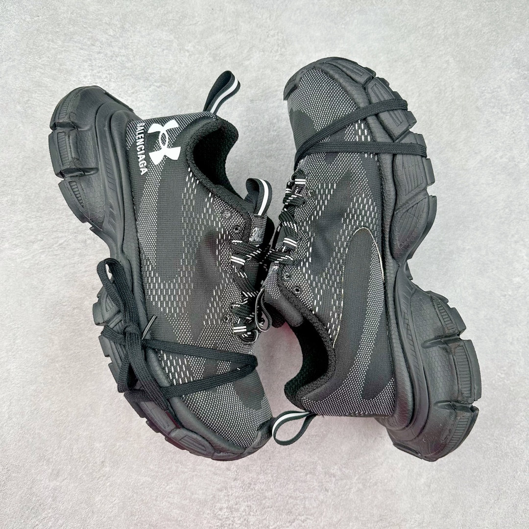 图片[3]-＃纯原 UA x BALENCIAGA 3XL Sneakers 巴黎世家安德玛联名十代网布系带低帮走秀复古老爹鞋 全套原纸板楦头开发 最原汁原味的灵魂版型 全鞋荧光划线卡点 胶水把控整洁度追求极致完美 每一双都是工艺品 多重QC质检 超越公司货的品控标准 实实在在的免检产品 原盒原配 正确字体电绣 粗细、位置、大小正确 侧边TPU 透气孔匹配意产原版 正确分离大底 TPU软底 原版一致大底LOGO 立体感十足 原厂皮料水洗做旧 采购原厂网纱 不含皮革 网布材料和聚氨酯 磨损效果 鞋头边缘和后帮 Balenciaga 徽标 鞋面和后跟凸印尺码 鞋舌 3XL 橡胶品牌标识和反光细节 鞋帮拉袢和鞋舌拉祥 配反光细节 备用鞋带在鞋履前侧 可在穿着前取下 便于不同造型搭配 正常尺码 尺码：35 36 37 38 39 40 41 42 43 44 45 46-选品中心
