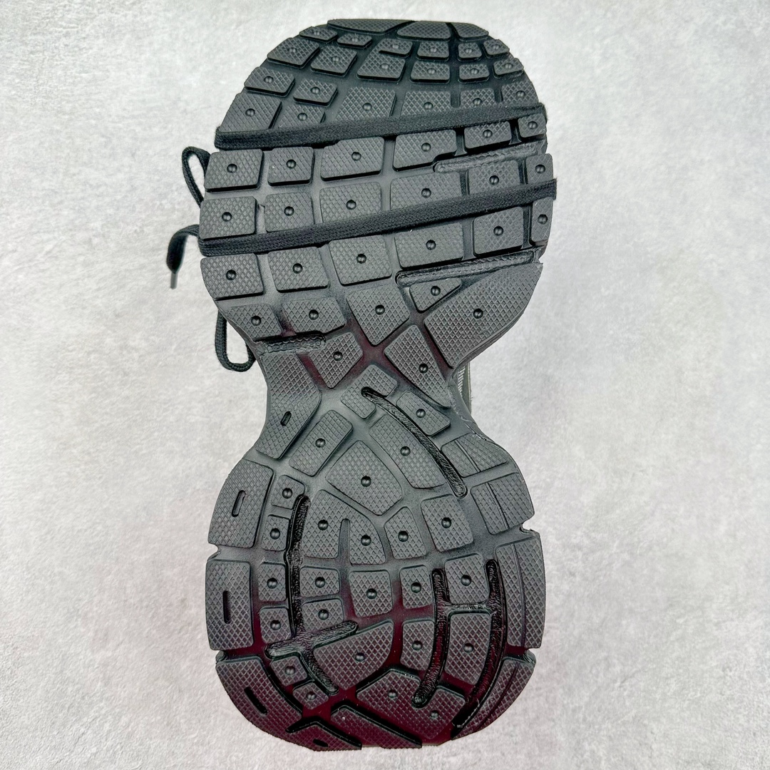 图片[9]-＃纯原 UA x BALENCIAGA 3XL Sneakers 巴黎世家安德玛联名十代网布系带低帮走秀复古老爹鞋 全套原纸板楦头开发 最原汁原味的灵魂版型 全鞋荧光划线卡点 胶水把控整洁度追求极致完美 每一双都是工艺品 多重QC质检 超越公司货的品控标准 实实在在的免检产品 原盒原配 正确字体电绣 粗细、位置、大小正确 侧边TPU 透气孔匹配意产原版 正确分离大底 TPU软底 原版一致大底LOGO 立体感十足 原厂皮料水洗做旧 采购原厂网纱 不含皮革 网布材料和聚氨酯 磨损效果 鞋头边缘和后帮 Balenciaga 徽标 鞋面和后跟凸印尺码 鞋舌 3XL 橡胶品牌标识和反光细节 鞋帮拉袢和鞋舌拉祥 配反光细节 备用鞋带在鞋履前侧 可在穿着前取下 便于不同造型搭配 正常尺码 尺码：35 36 37 38 39 40 41 42 43 44 45 46-选品中心