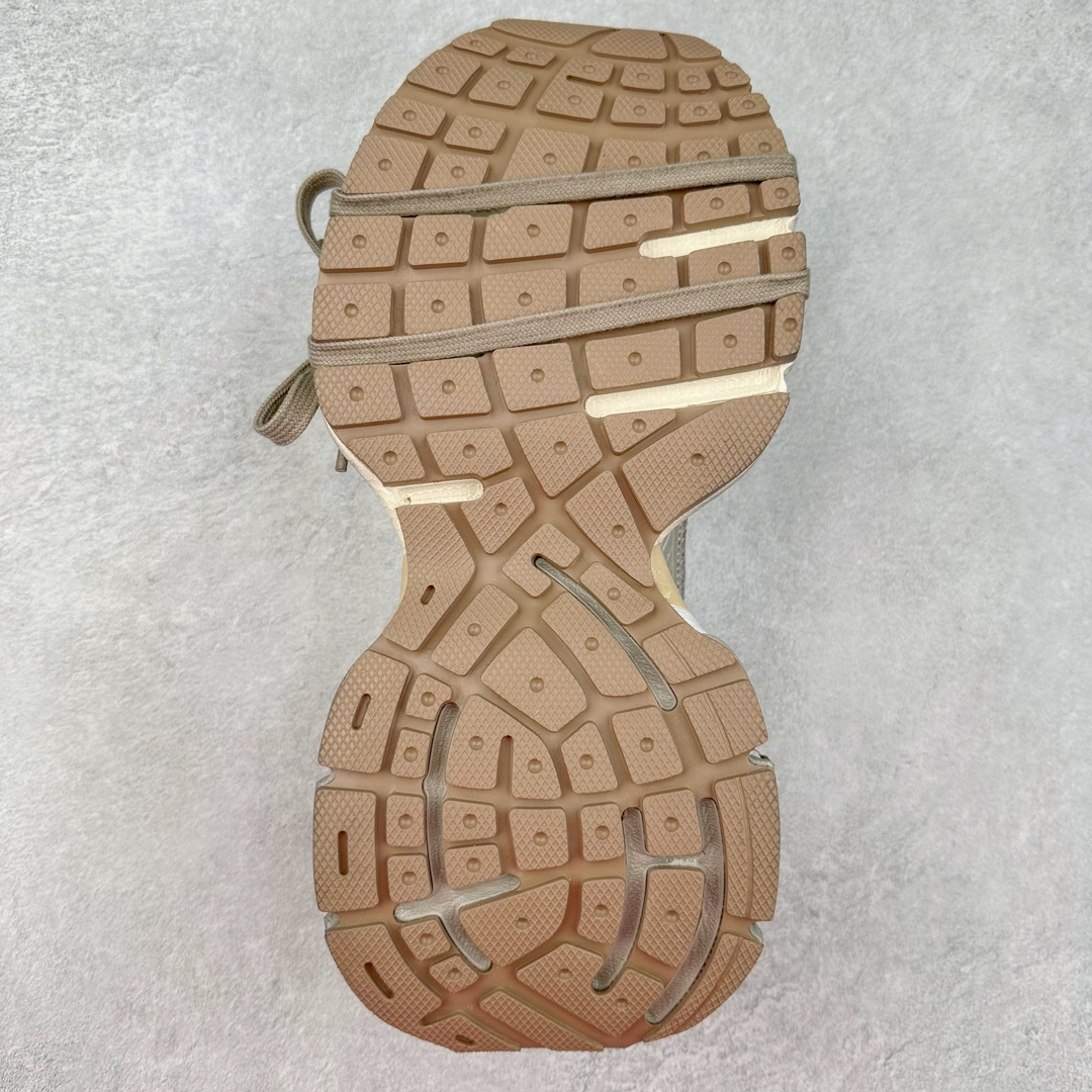 图片[9]-＃纯原 BALENCIAGA 3XL Sneakers 巴黎世家十代网布系带低帮走秀复古老爹鞋 全套原纸板楦头开发 最原汁原味的灵魂版型 全鞋荧光划线卡点 胶水把控整洁度追求极致完美 每一双都是工艺品 多重QC质检 超越公司货的品控标准 实实在在的免检产品 原盒原配 正确字体电绣 粗细、位置、大小正确 侧边TPU 透气孔匹配意产原版 正确分离大底 TPU软底 原版一致大底LOGO 立体感十足 原厂皮料水洗做旧 采购原厂网纱 不含皮革 网布材料和聚氨酯 磨损效果 鞋头边缘和后帮 Balenciaga 徽标 鞋面和后跟凸印尺码 鞋舌 3XL 橡胶品牌标识和反光细节 鞋帮拉袢和鞋舌拉祥 配反光细节 备用鞋带在鞋履前侧 可在穿着前取下 便于不同造型搭配 正常尺码 尺码：35 36 37 38 39 40 41 42 43 44 45 46-选品中心