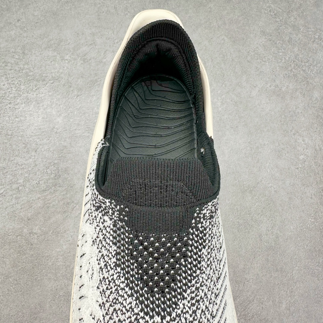 图片[5]-＃HK纯原 HOKA ONE ONE Restore TC 一脚蹬徒步舒适缓震运动鞋 继承了 HOKA ONE ONE® 标志性的缓冲中底，兼具轻盈脚感和出众缓震。NEWOK本期为大家准备了两款各具特色HOKA ONE ONE Restore TC 鞋款，希望能为你的夏日穿搭提供更多灵感。鞋款鞋面采用弹性布料，鞋面透气舒适，日常穿搭舒适不磨脚。鞋款以弹性松紧织带取代传统鞋带设计，省事又省心，“一脚蹬”简直是最具懒人属性的球鞋，低调朴素又不失质感。重量不到百克，依旧是外形“笨拙”实则是轻巧、舒适与安全兼备的品牌固有打法。搭配上，无论是夏日短裤造型，还是搭配你的长袜，Restore TC 能够满足你的多种穿搭。舒适程度堪比众多大牌“老头乐”，鞋底的厚厚的泡沫鞋垫让你深陷其中！尺码：36 36.5 37.5 38 38.5 39 40 40.5 41 42 42.5 43 44 44.5 45-选品中心