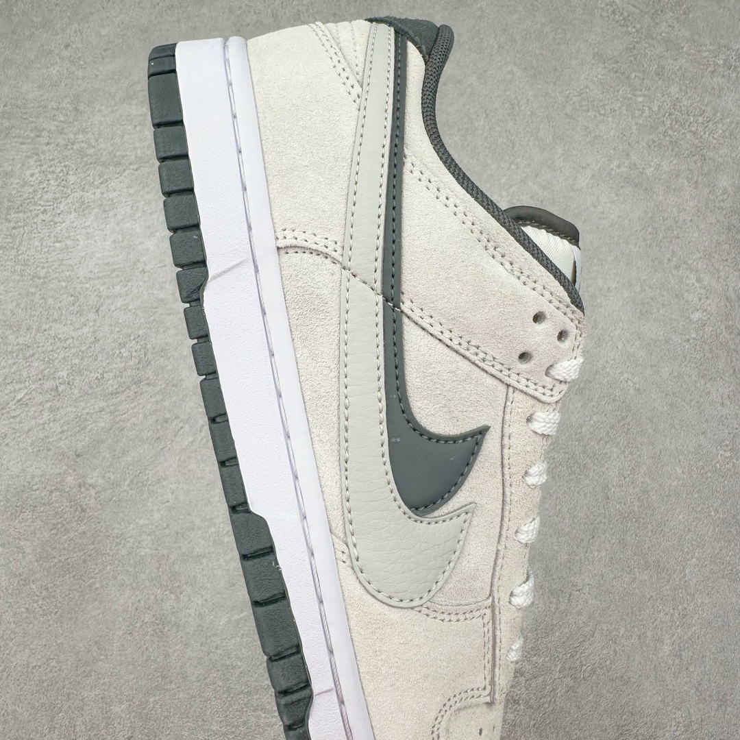 图片[6]-＃CS NK Dunk Low SE 85 双钩复古休闲板鞋 HV1800-101 口碑大厂出品 品控大底版型不断改良更新品质稳定 全套原纸板楦头开发 确保原汁原味 完美呈现DUNK版型 原厂玻璃冲刀 超高清洁度 全鞋零毛边皮料切割 采用绒面革材质 鞋身左右侧均配有皮革质双 Swoosh 兰色搭配上白色 85年纪念标放在鞋舌的位置 简洁干净的配色设计 绝对是日常出街上脚的不二选择 尺码：36 36.5 37.5 38 38.5 39 40 40.5 41 42 42.5 43 44 44.5 45 46-选品中心