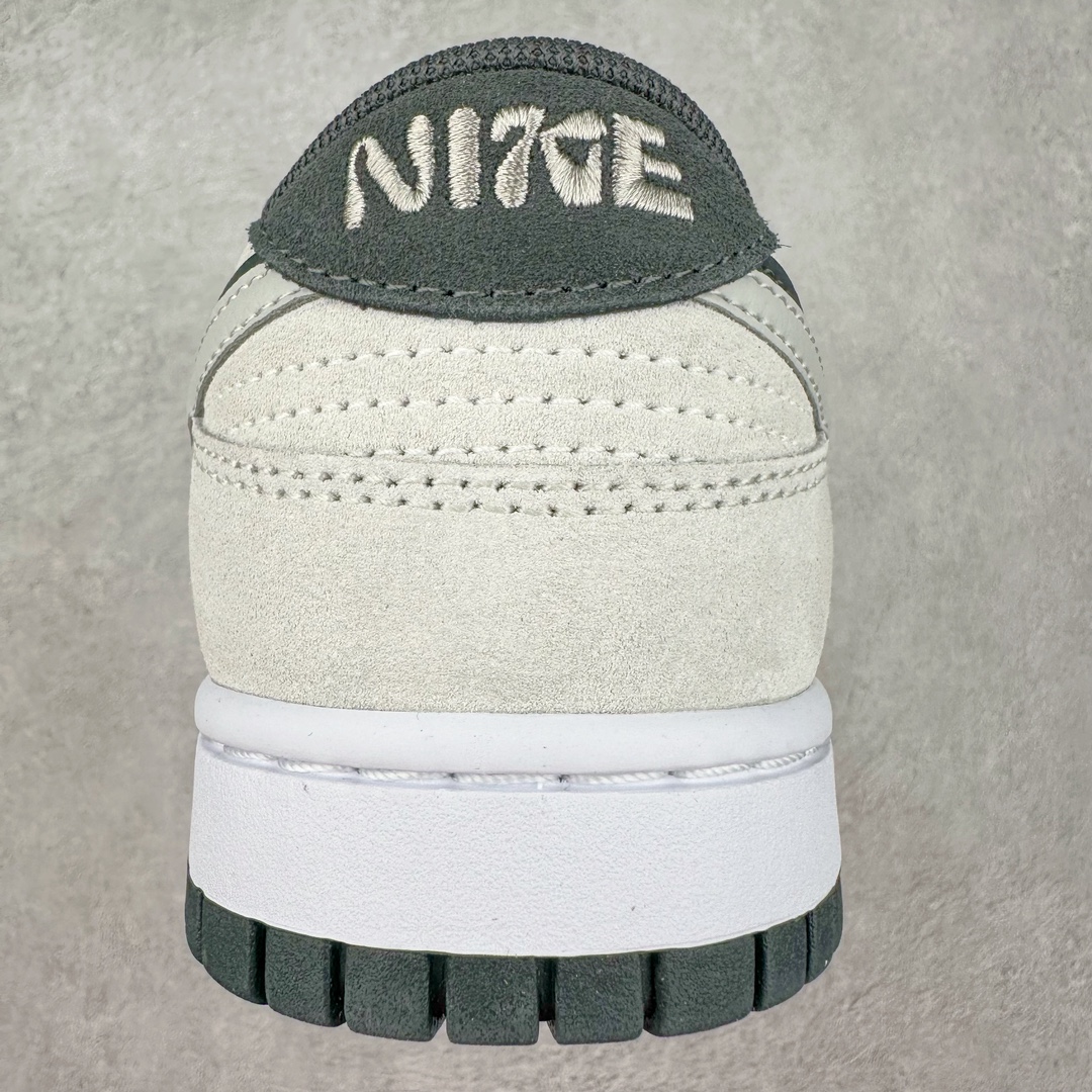 图片[8]-＃CS NK Dunk Low SE 85 双钩复古休闲板鞋 HV1800-101 口碑大厂出品 品控大底版型不断改良更新品质稳定 全套原纸板楦头开发 确保原汁原味 完美呈现DUNK版型 原厂玻璃冲刀 超高清洁度 全鞋零毛边皮料切割 采用绒面革材质 鞋身左右侧均配有皮革质双 Swoosh 兰色搭配上白色 85年纪念标放在鞋舌的位置 简洁干净的配色设计 绝对是日常出街上脚的不二选择 尺码：36 36.5 37.5 38 38.5 39 40 40.5 41 42 42.5 43 44 44.5 45 46-选品中心