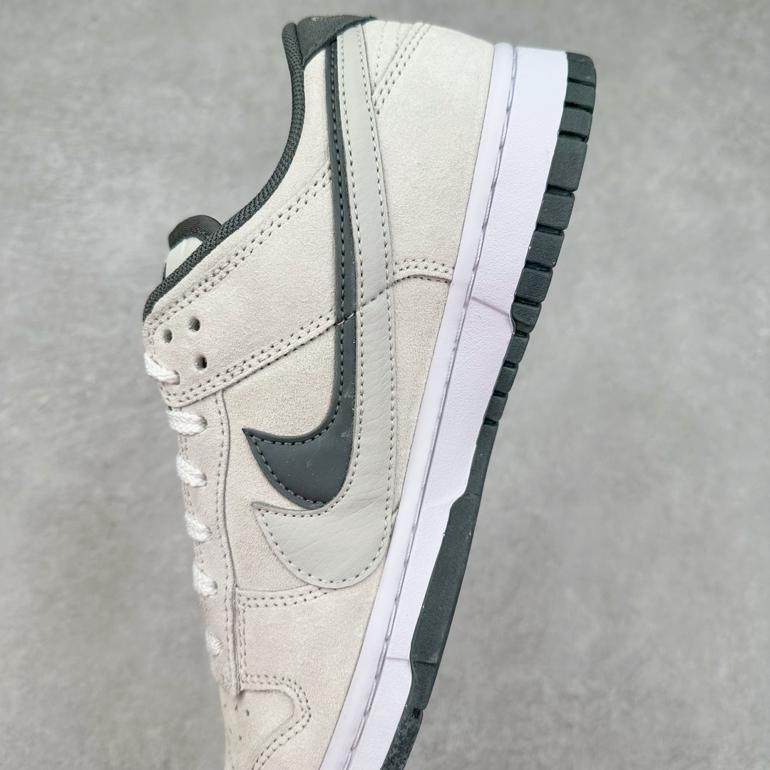 图片[7]-＃CS NK Dunk Low SE 85 双钩复古休闲板鞋 HV1800-101 口碑大厂出品 品控大底版型不断改良更新品质稳定 全套原纸板楦头开发 确保原汁原味 完美呈现DUNK版型 原厂玻璃冲刀 超高清洁度 全鞋零毛边皮料切割 采用绒面革材质 鞋身左右侧均配有皮革质双 Swoosh 兰色搭配上白色 85年纪念标放在鞋舌的位置 简洁干净的配色设计 绝对是日常出街上脚的不二选择 尺码：36 36.5 37.5 38 38.5 39 40 40.5 41 42 42.5 43 44 44.5 45 46-选品中心
