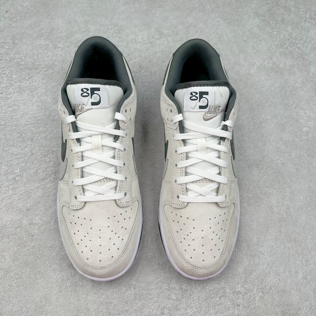 图片[2]-＃CS NK Dunk Low SE 85 双钩复古休闲板鞋 HV1800-101 口碑大厂出品 品控大底版型不断改良更新品质稳定 全套原纸板楦头开发 确保原汁原味 完美呈现DUNK版型 原厂玻璃冲刀 超高清洁度 全鞋零毛边皮料切割 采用绒面革材质 鞋身左右侧均配有皮革质双 Swoosh 兰色搭配上白色 85年纪念标放在鞋舌的位置 简洁干净的配色设计 绝对是日常出街上脚的不二选择 尺码：36 36.5 37.5 38 38.5 39 40 40.5 41 42 42.5 43 44 44.5 45 46-选品中心