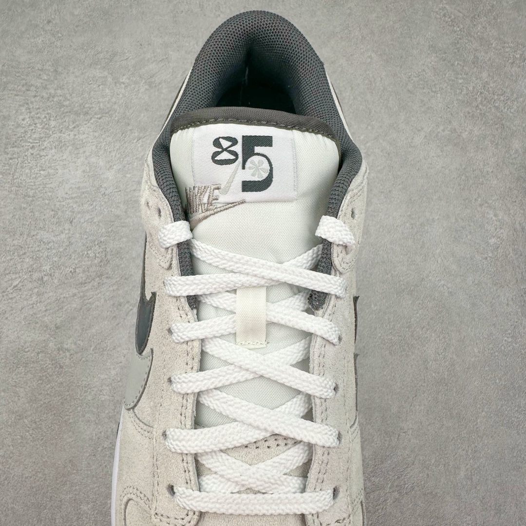 图片[5]-＃CS NK Dunk Low SE 85 双钩复古休闲板鞋 HV1800-101 口碑大厂出品 品控大底版型不断改良更新品质稳定 全套原纸板楦头开发 确保原汁原味 完美呈现DUNK版型 原厂玻璃冲刀 超高清洁度 全鞋零毛边皮料切割 采用绒面革材质 鞋身左右侧均配有皮革质双 Swoosh 兰色搭配上白色 85年纪念标放在鞋舌的位置 简洁干净的配色设计 绝对是日常出街上脚的不二选择 尺码：36 36.5 37.5 38 38.5 39 40 40.5 41 42 42.5 43 44 44.5 45 46-选品中心