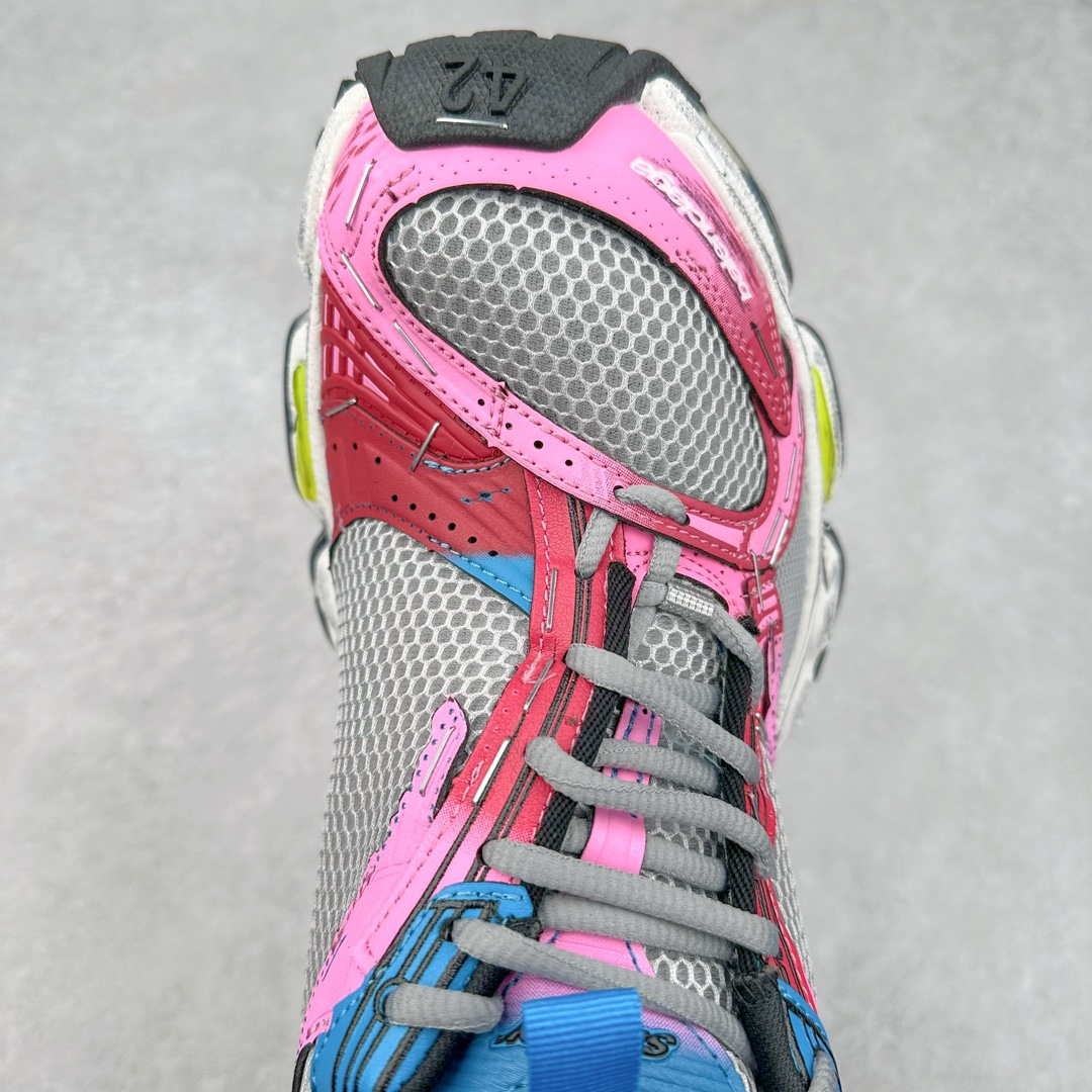 图片[4]-BALENCIAGA Stapler Sneakers 巴黎世家订书机鞋网布系带低帮走秀复古老爹鞋 展现品牌对于新潮事物的热情 这款鞋子拥有巨大尺寸和醒目设计 符合当下”老爹鞋”的趋势 鞋子采用银灰配色 营造出低调而不失华丽的效果 10XL的尺码使它成为市场中最显眼的存在 适合追求个性化的人群 Balenciaga始终站在时尚前沿 此次发布的产品再次体现了他们的创新能力 偏大一码 尺码：35 36 37 38 39 40 41 42 43 44 45 46-选品中心