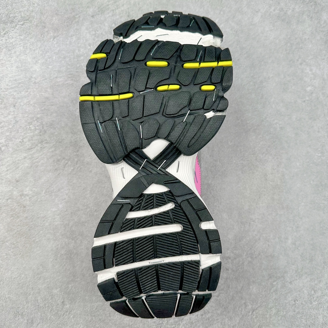 图片[9]-BALENCIAGA Stapler Sneakers 巴黎世家订书机鞋网布系带低帮走秀复古老爹鞋 展现品牌对于新潮事物的热情 这款鞋子拥有巨大尺寸和醒目设计 符合当下”老爹鞋”的趋势 鞋子采用银灰配色 营造出低调而不失华丽的效果 10XL的尺码使它成为市场中最显眼的存在 适合追求个性化的人群 Balenciaga始终站在时尚前沿 此次发布的产品再次体现了他们的创新能力 偏大一码 尺码：35 36 37 38 39 40 41 42 43 44 45 46-选品中心