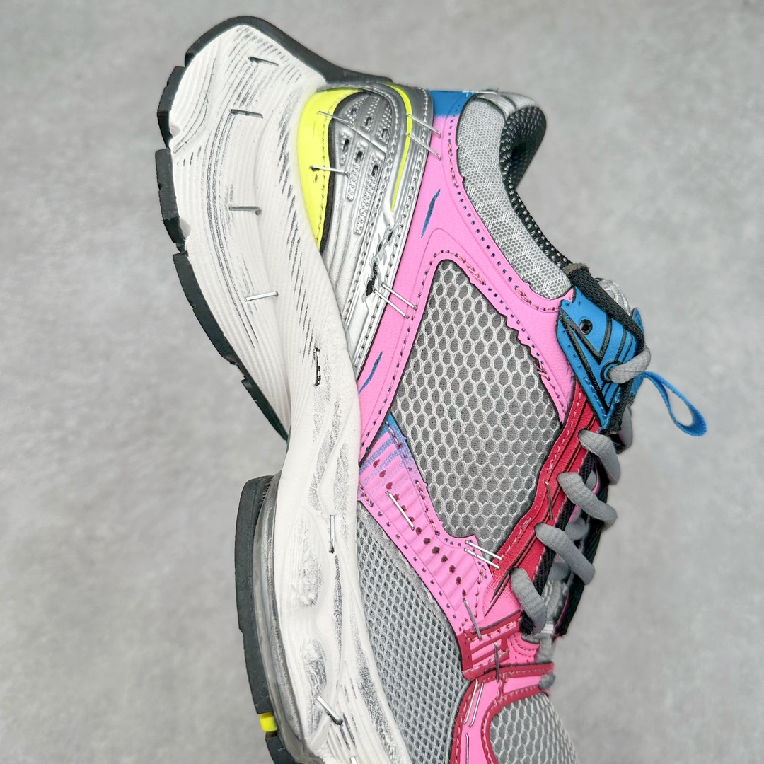 图片[6]-BALENCIAGA Stapler Sneakers 巴黎世家订书机鞋网布系带低帮走秀复古老爹鞋 展现品牌对于新潮事物的热情 这款鞋子拥有巨大尺寸和醒目设计 符合当下”老爹鞋”的趋势 鞋子采用银灰配色 营造出低调而不失华丽的效果 10XL的尺码使它成为市场中最显眼的存在 适合追求个性化的人群 Balenciaga始终站在时尚前沿 此次发布的产品再次体现了他们的创新能力 偏大一码 尺码：35 36 37 38 39 40 41 42 43 44 45 46-选品中心